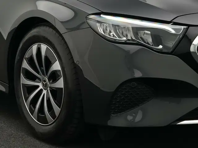Mercedes-Benz E view 9