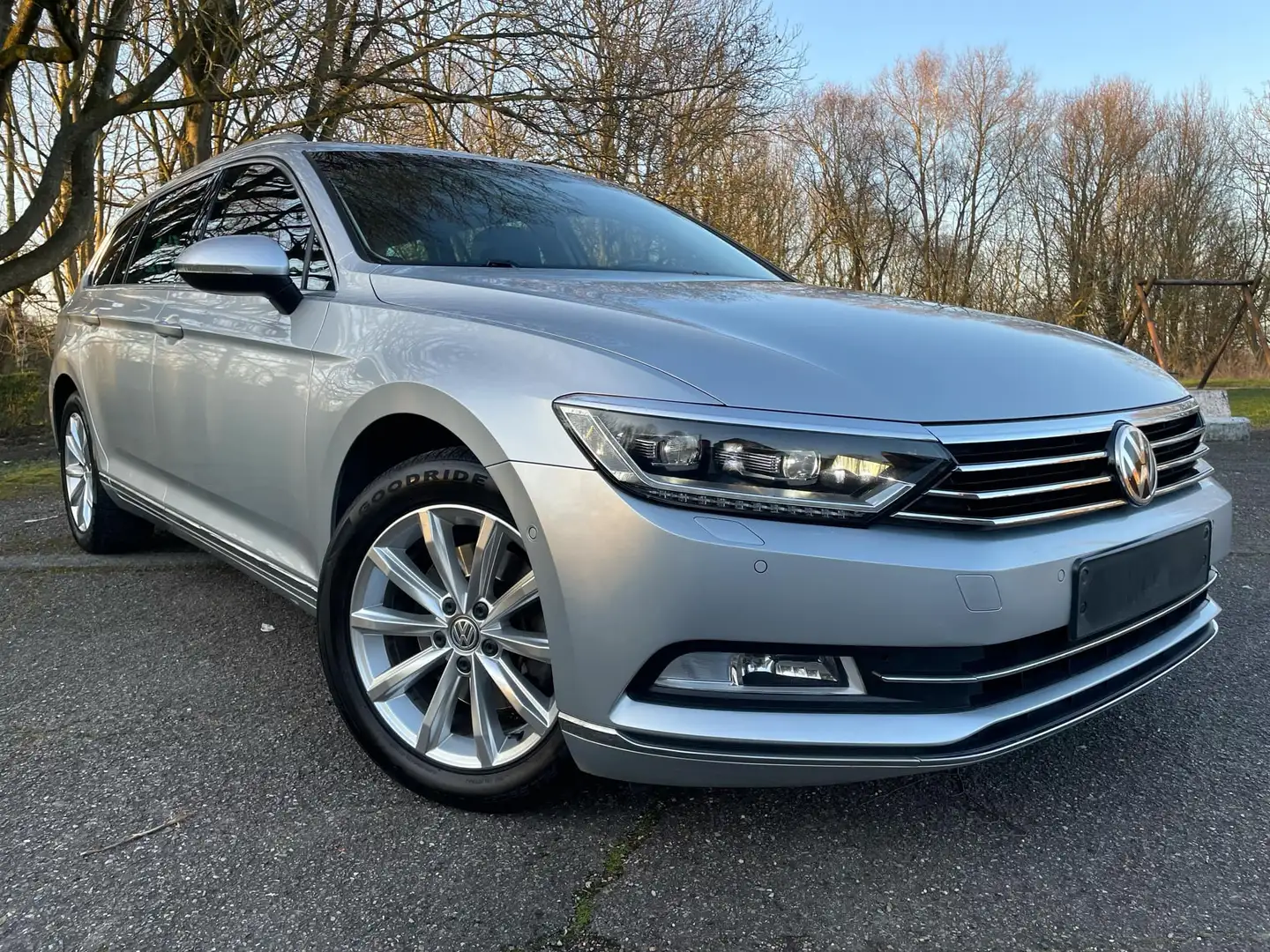 Volkswagen Passat Variant SW 2.0 TDi Highline DSG PANO VIRTUAL FULL CT ok Argent - 1