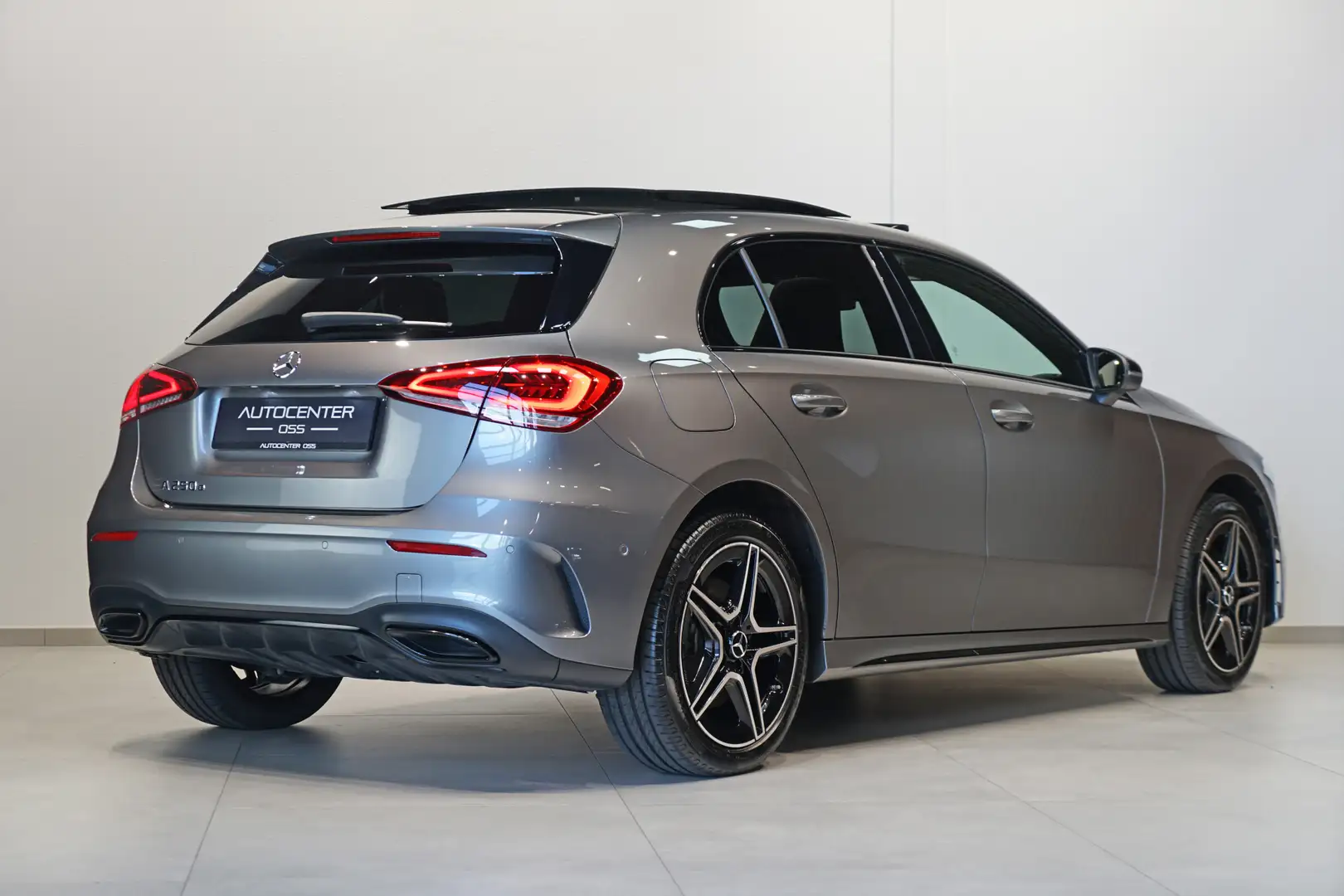 Mercedes-Benz A 250 e AMG ✅ EDITION ✅ PANO ✅ NIGHT ✅ CAMERA ✅ CARPLAY Grijs - 2