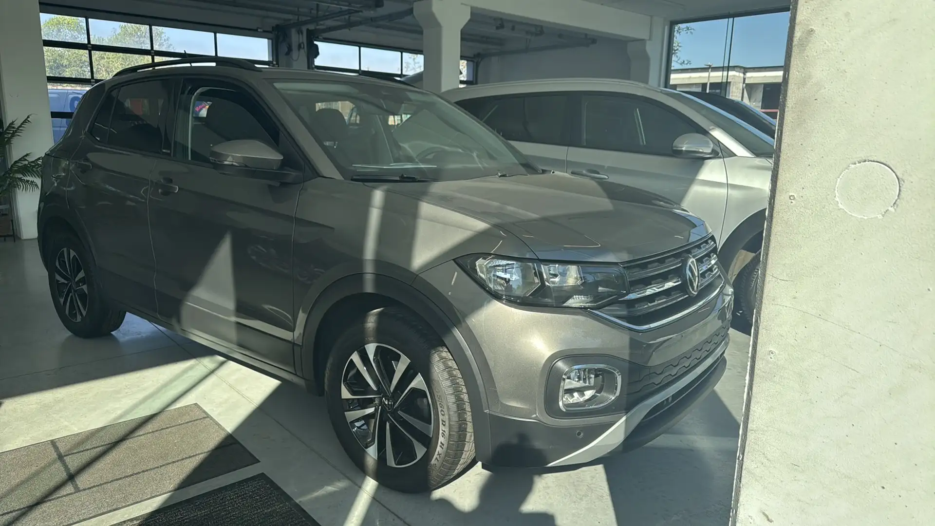 Volkswagen T-Cross 1.0 TSI Grijs - 1