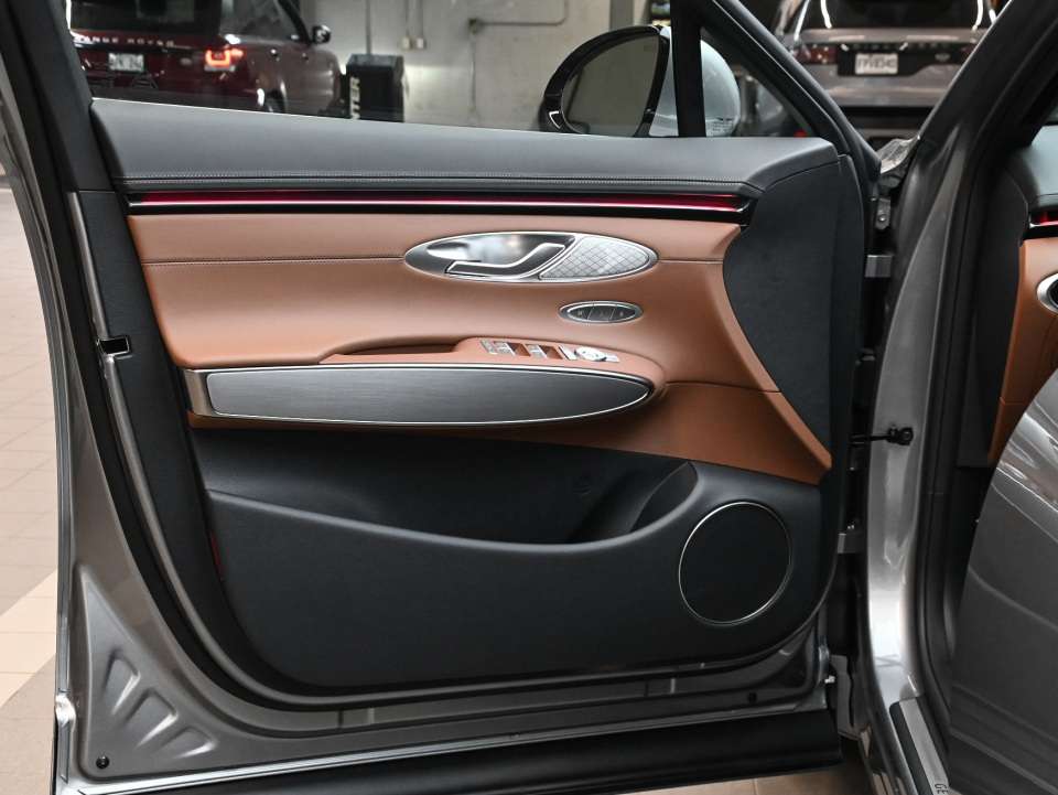 2027 Genesis GV70 PRESTIGE — photo 4