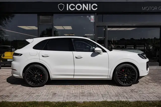 Porsche Cayenne view 4