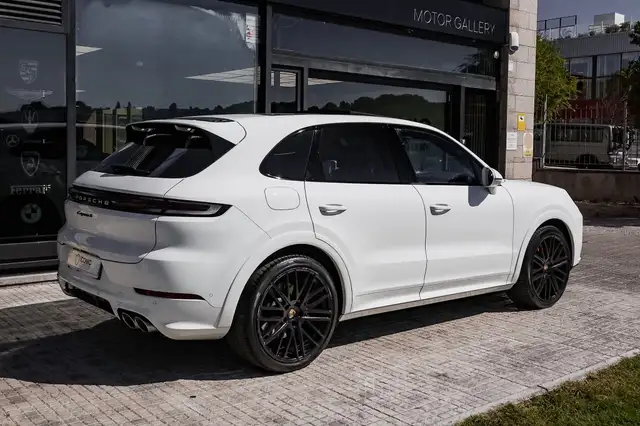 Porsche Cayenne view 6