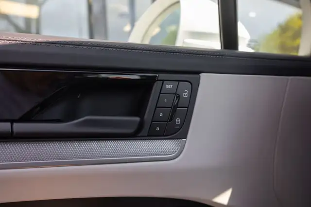 Porsche Cayenne view 13