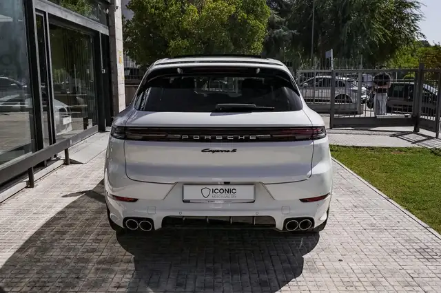 Porsche Cayenne view 8