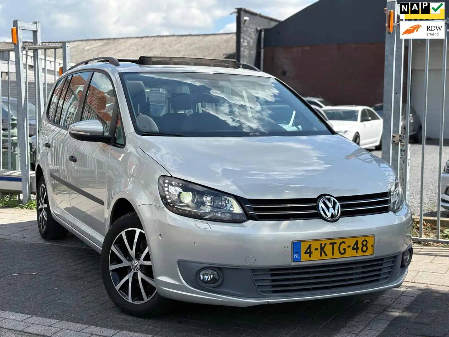 Volkswagen Touran 1.2 TSI Easyline 7 Persoons | Xenon | Panoramadak Grijs - 1