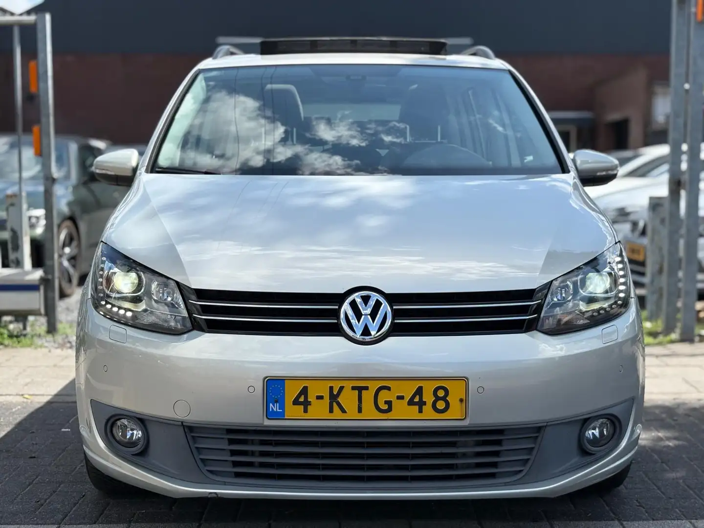 Volkswagen Touran 1.2 TSI Easyline 7 Persoons | Xenon | Panoramadak Grijs - 2