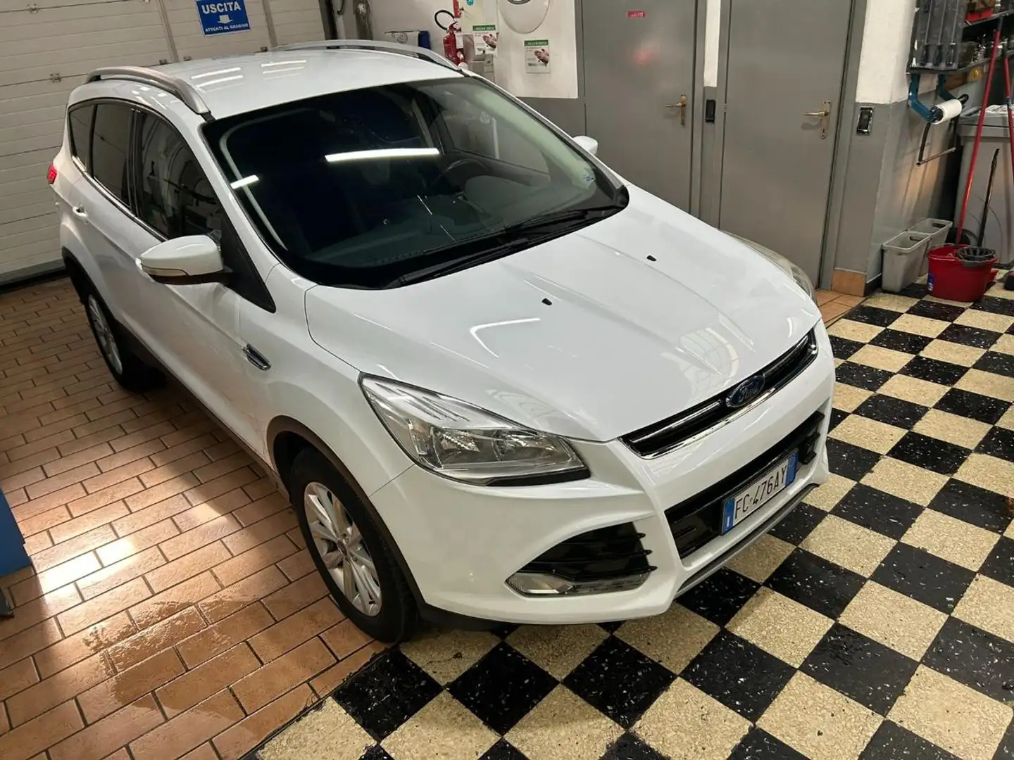 Ford Kuga 2.0 TDCI 150 CV S&S 4WD Powershift Titanium Bianco - 2