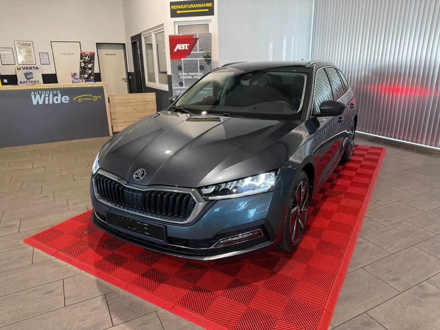 Skoda Octavia Combi First Edition iV Navi LED PDC Grau - 1