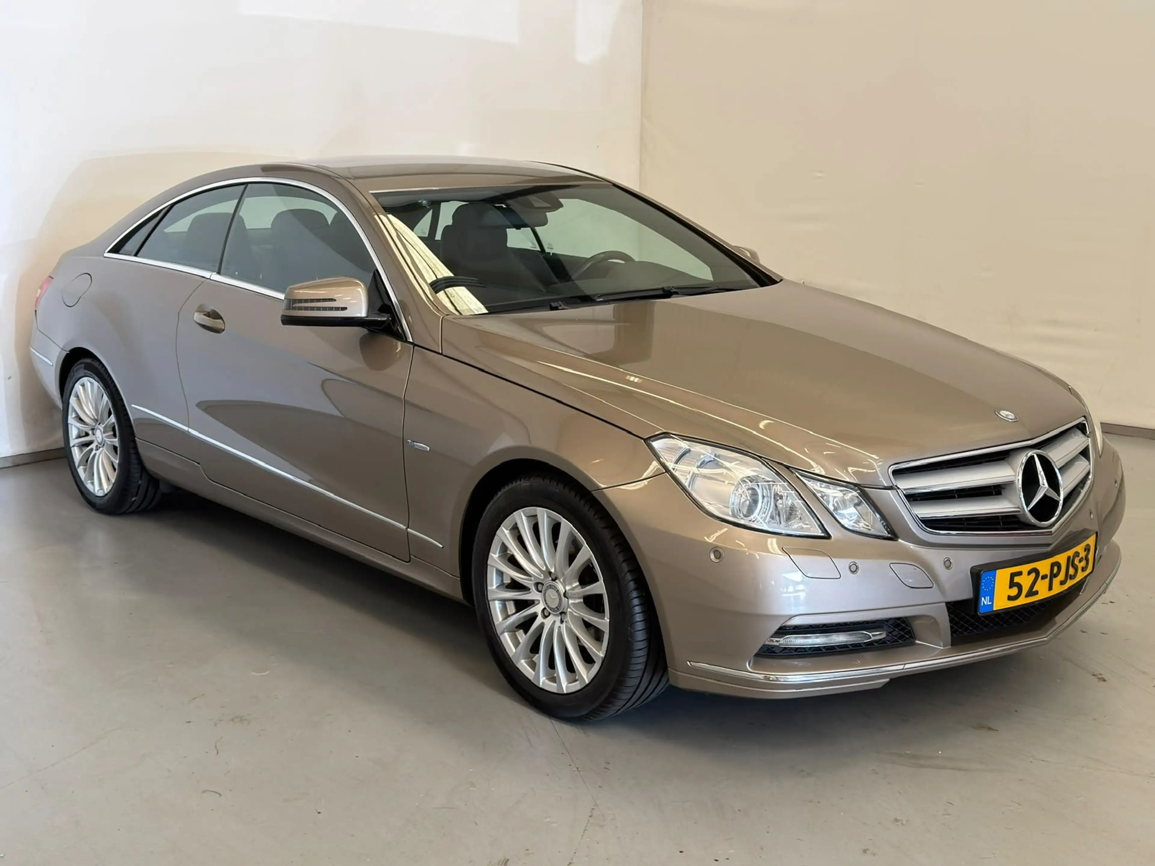 Mercedes-Benz E 220 Coupé CDI / Uniek! / NL-auto / 18" AMG / Xenon — photo 2