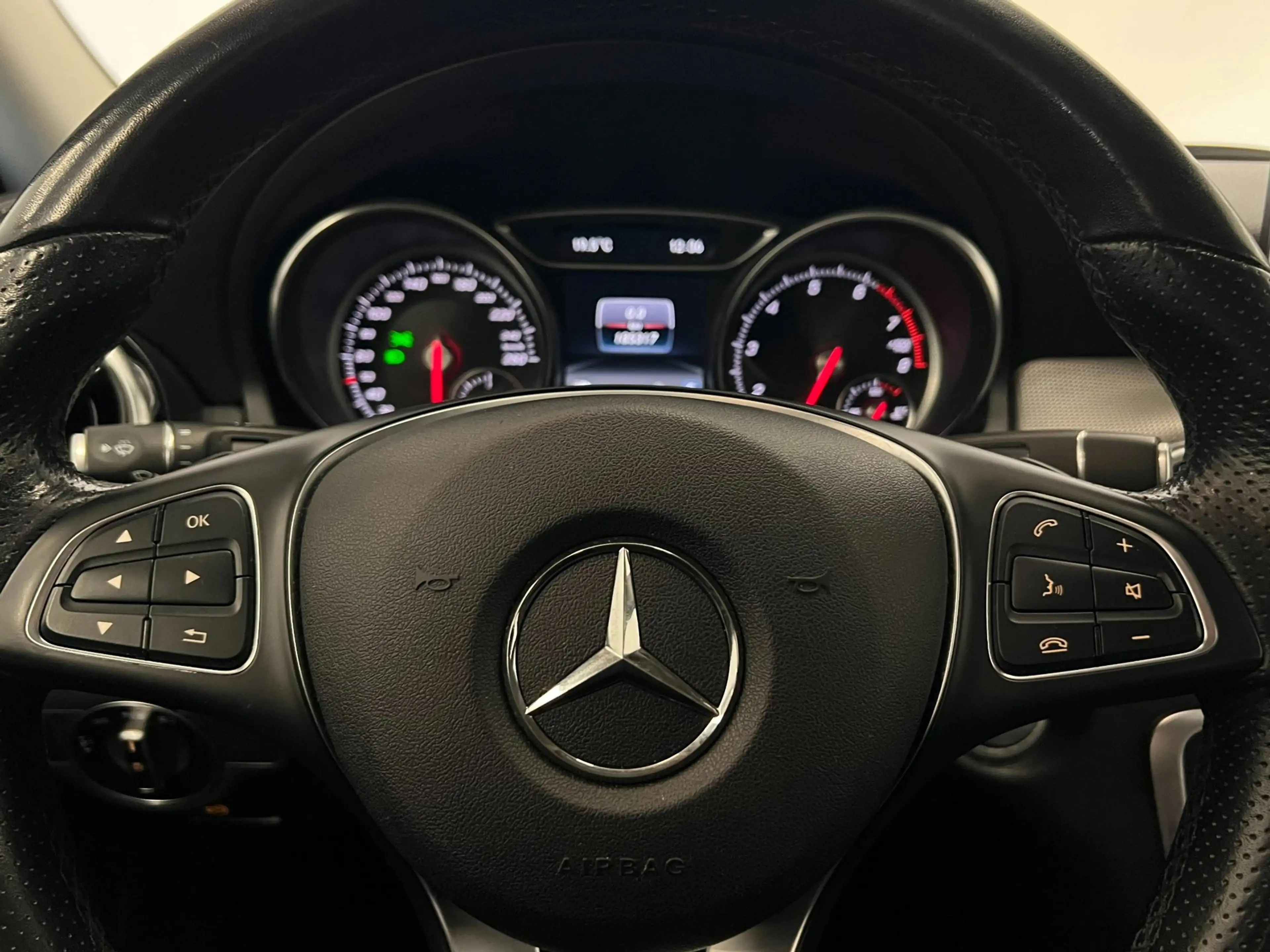 Mercedes-Benz GLA 180 Urban / Leder / Clima / Stoelverwarming — photo 10