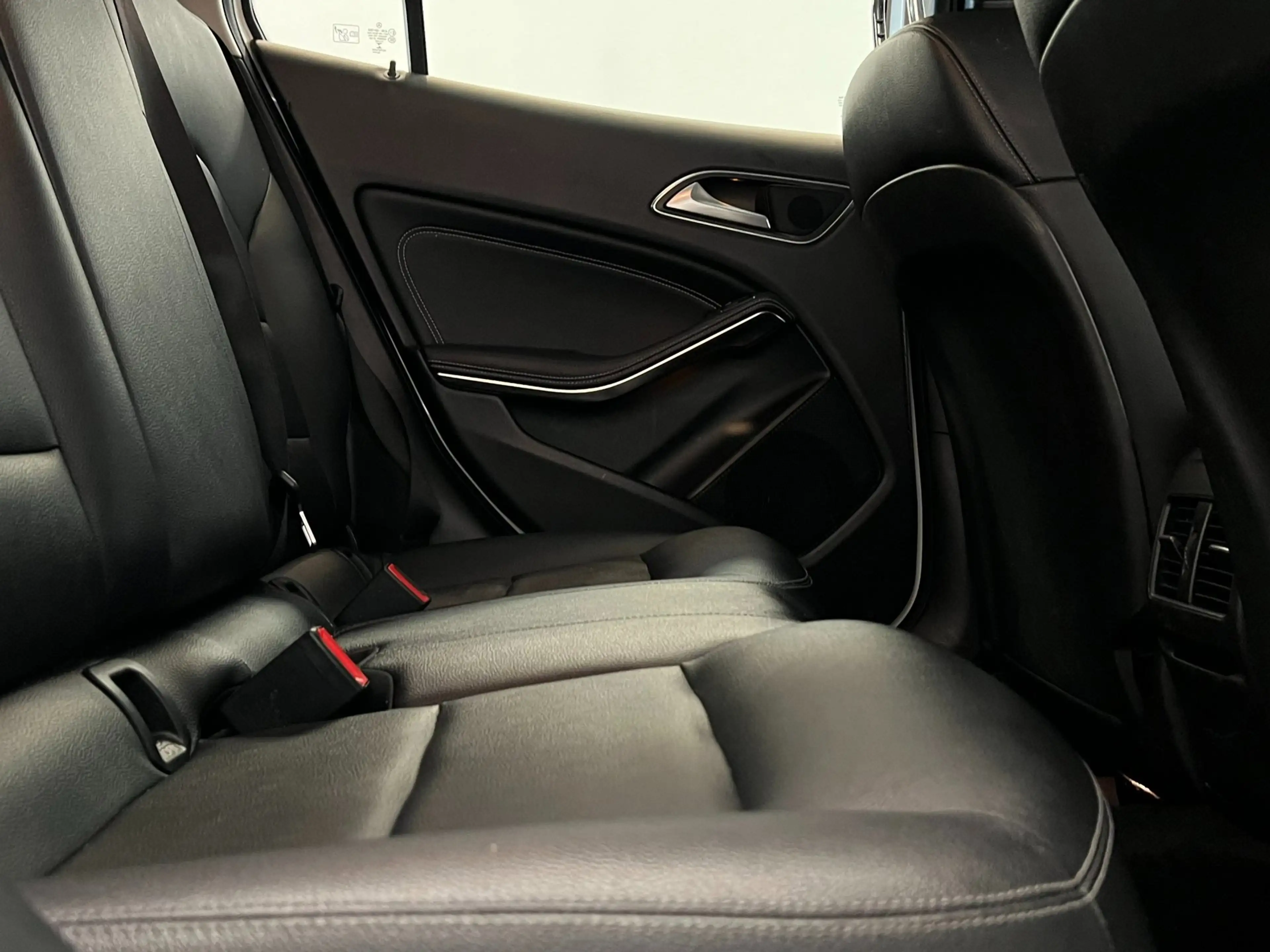 Mercedes-Benz GLA 180 Urban / Leder / Clima / Stoelverwarming — photo 7