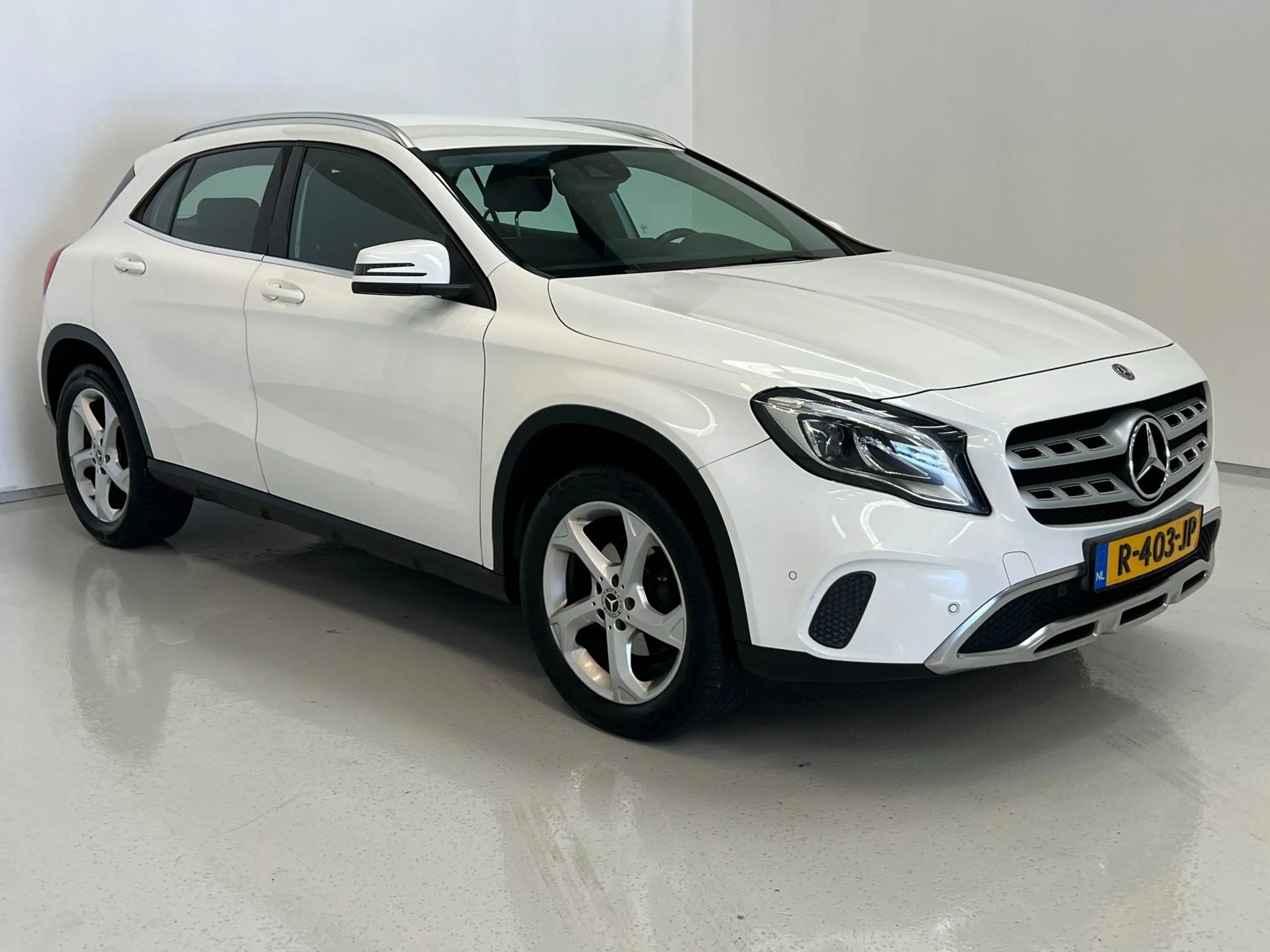 Mercedes-Benz GLA 180 Urban / Leder / Clima / Stoelverwarming — photo 2