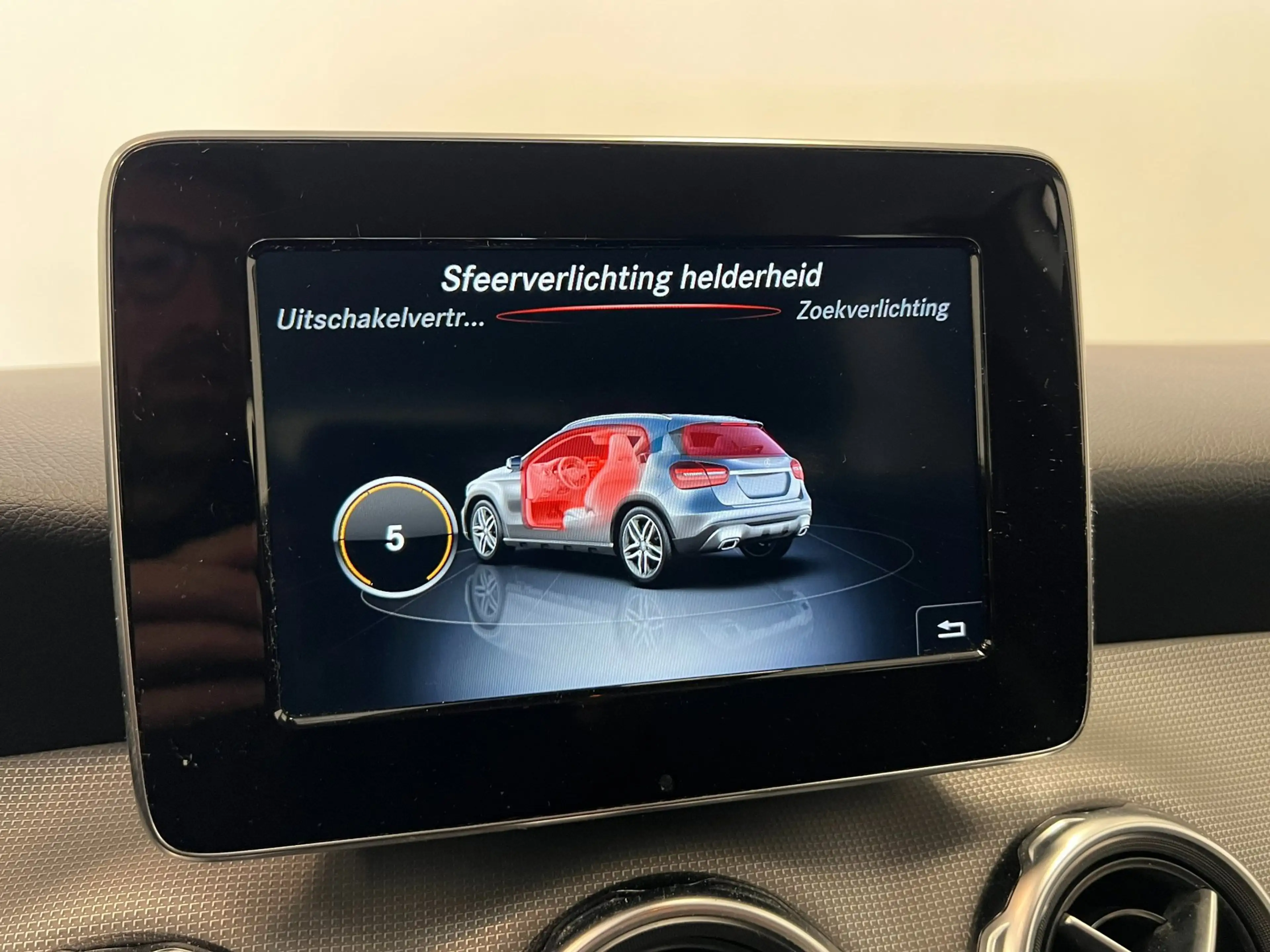 Mercedes-Benz GLA 180 Urban / Leder / Clima / Stoelverwarming — photo 13