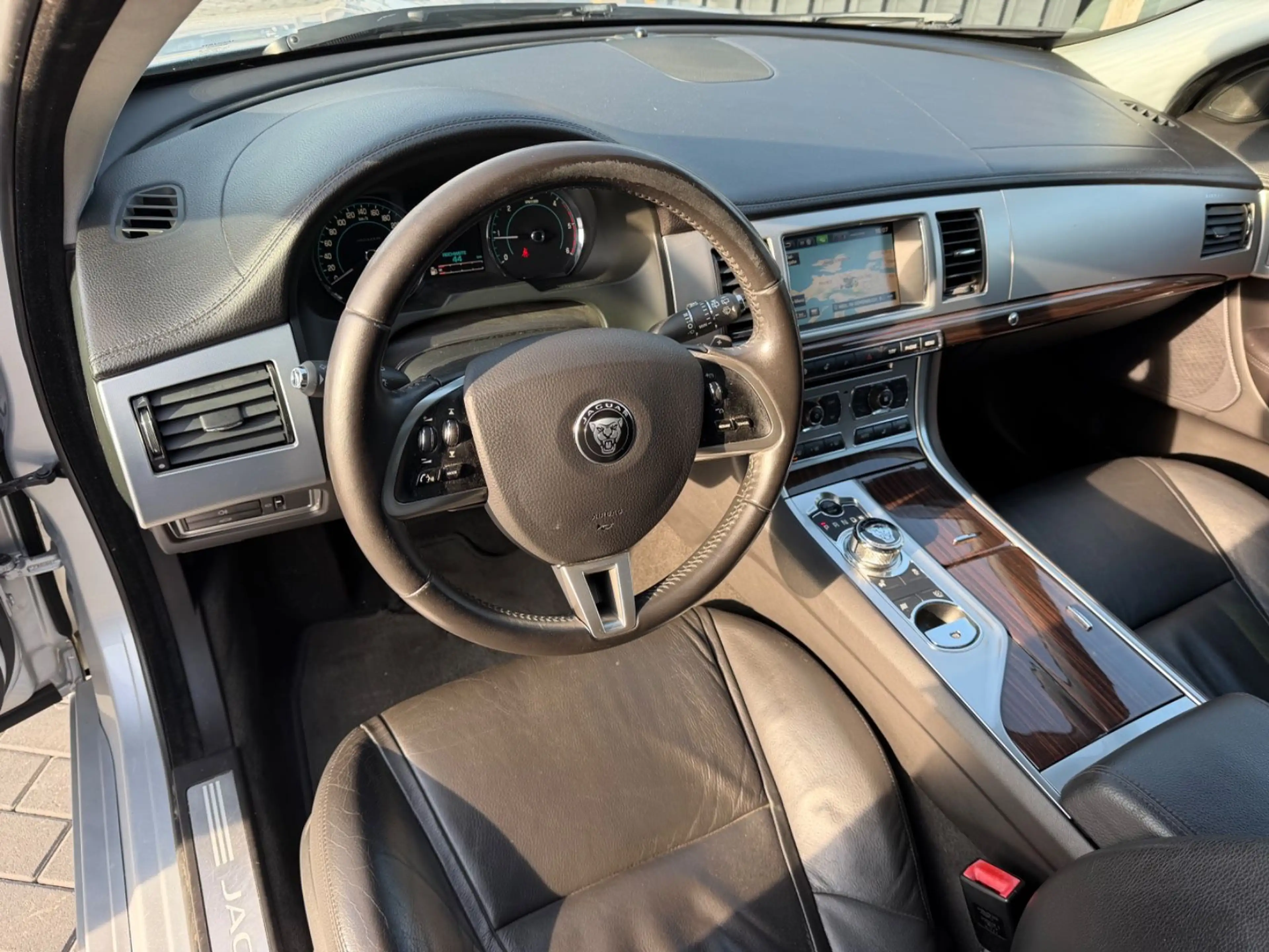Jaguar XF Sportbrake 3.0*AUTOMATIK*LEDER*CAM*ACC*AHK* — photo 11