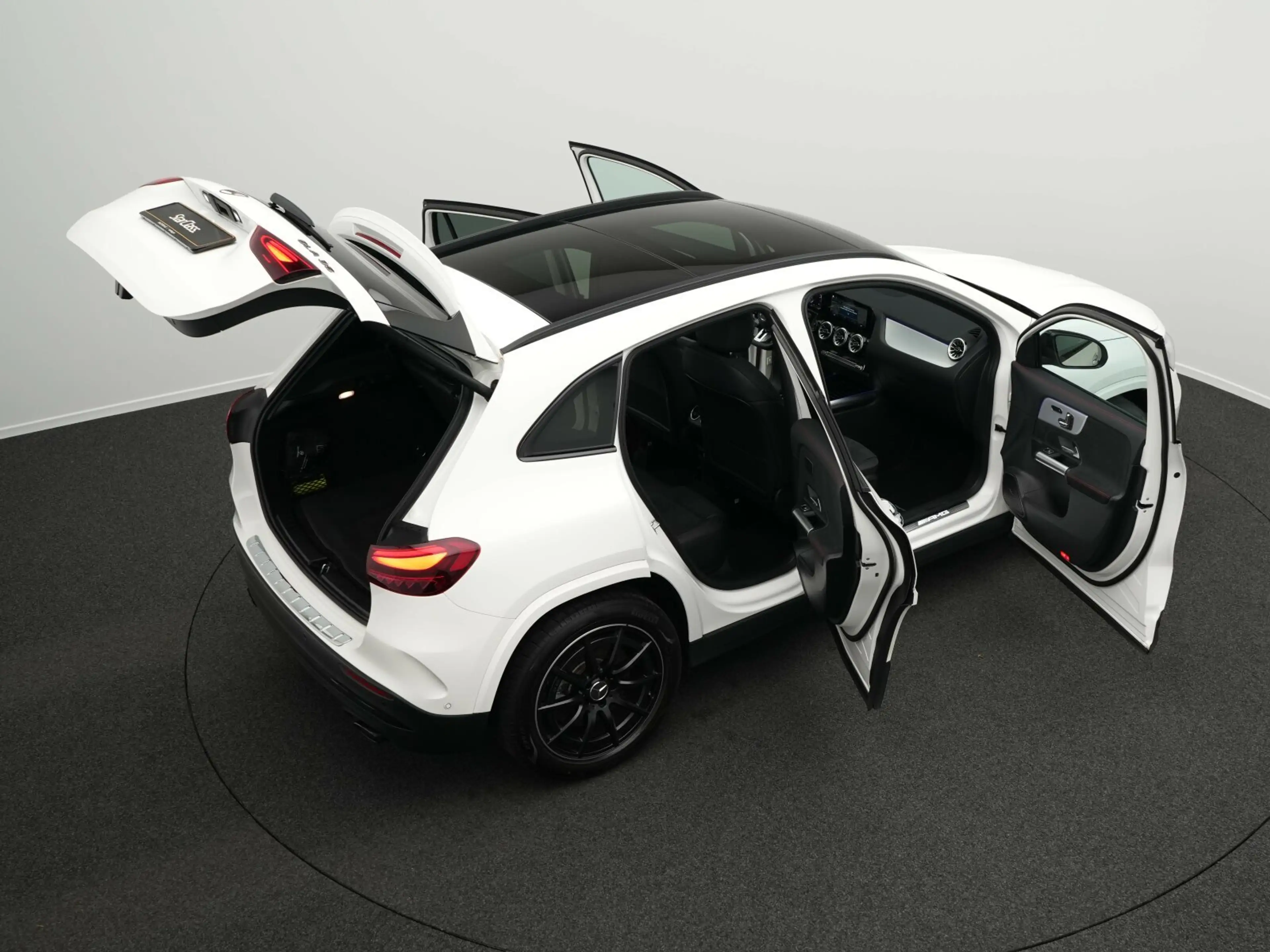 Mercedes-Benz GLA 35 AMG GLA 35 4M Multi+Pano+360°+Night+Burm AMG Line LED — photo 15