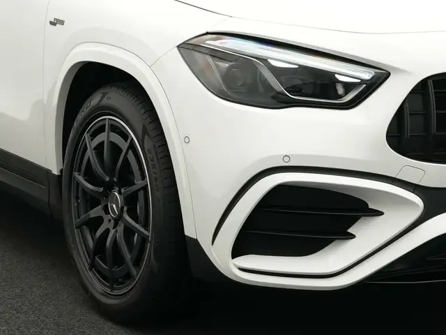 Mercedes-Benz GLA view 9