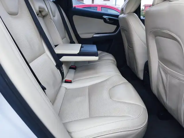 Volvo XC60 view 11