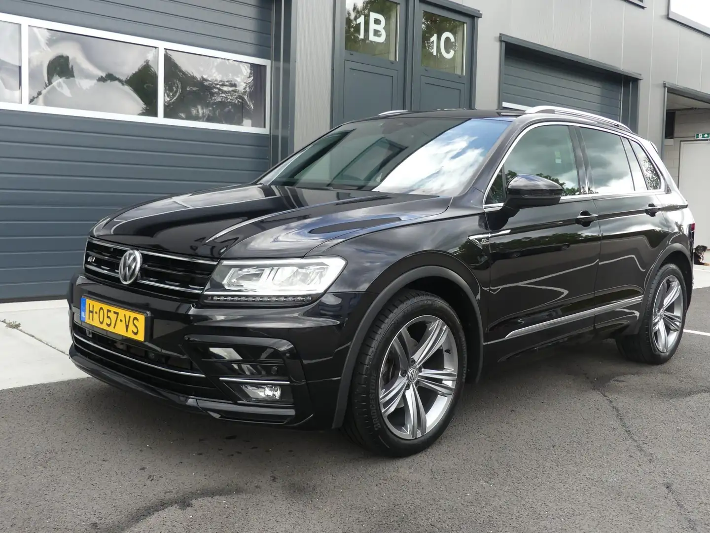 Volkswagen Tiguan 1.5 TSI R-line ACT DSG / Automaat Groot Navi Digit Schwarz - 2