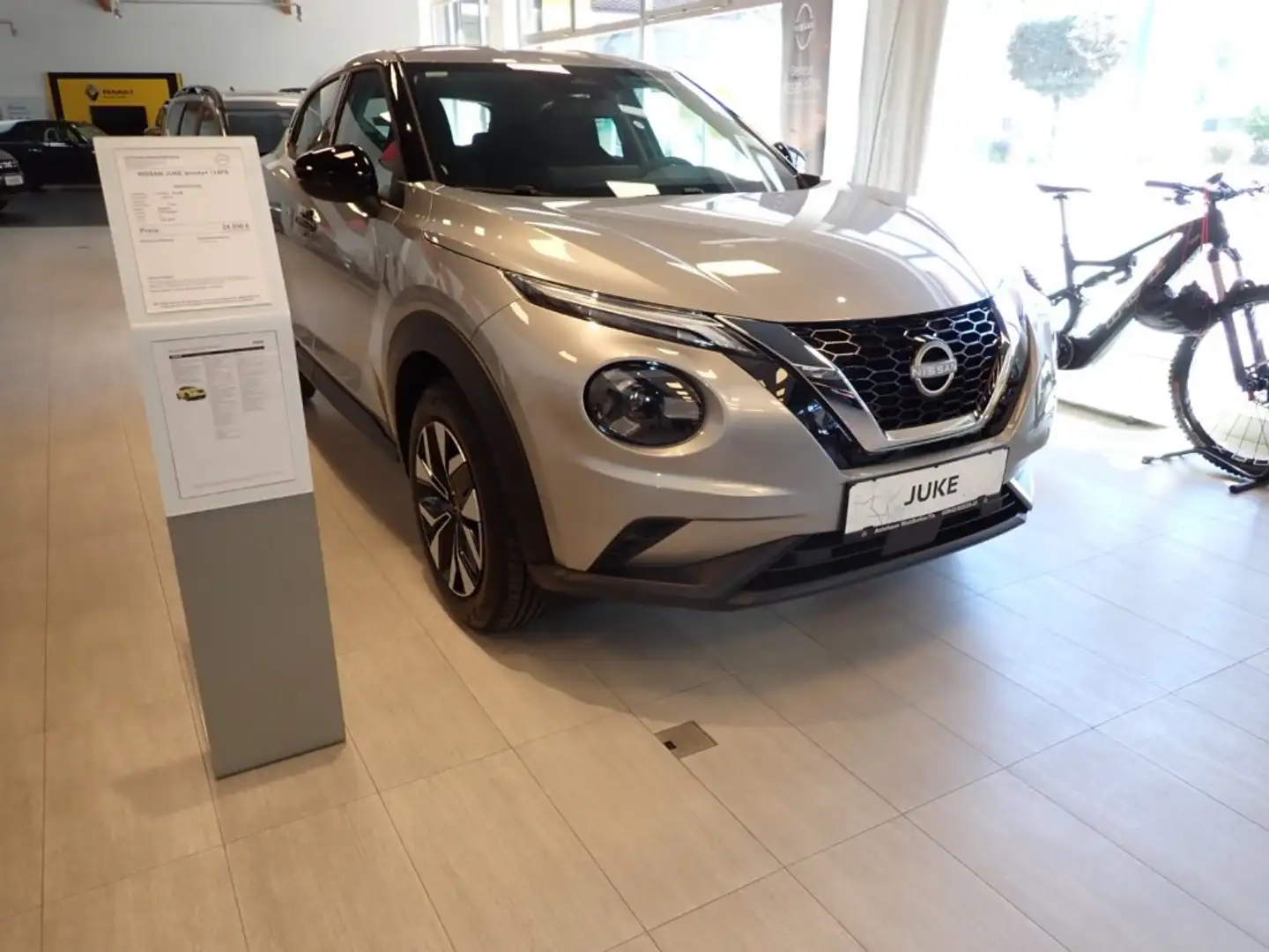 Nissan Juke F16 1,0 DIG-T Acenta+ 114PS Silber - 1