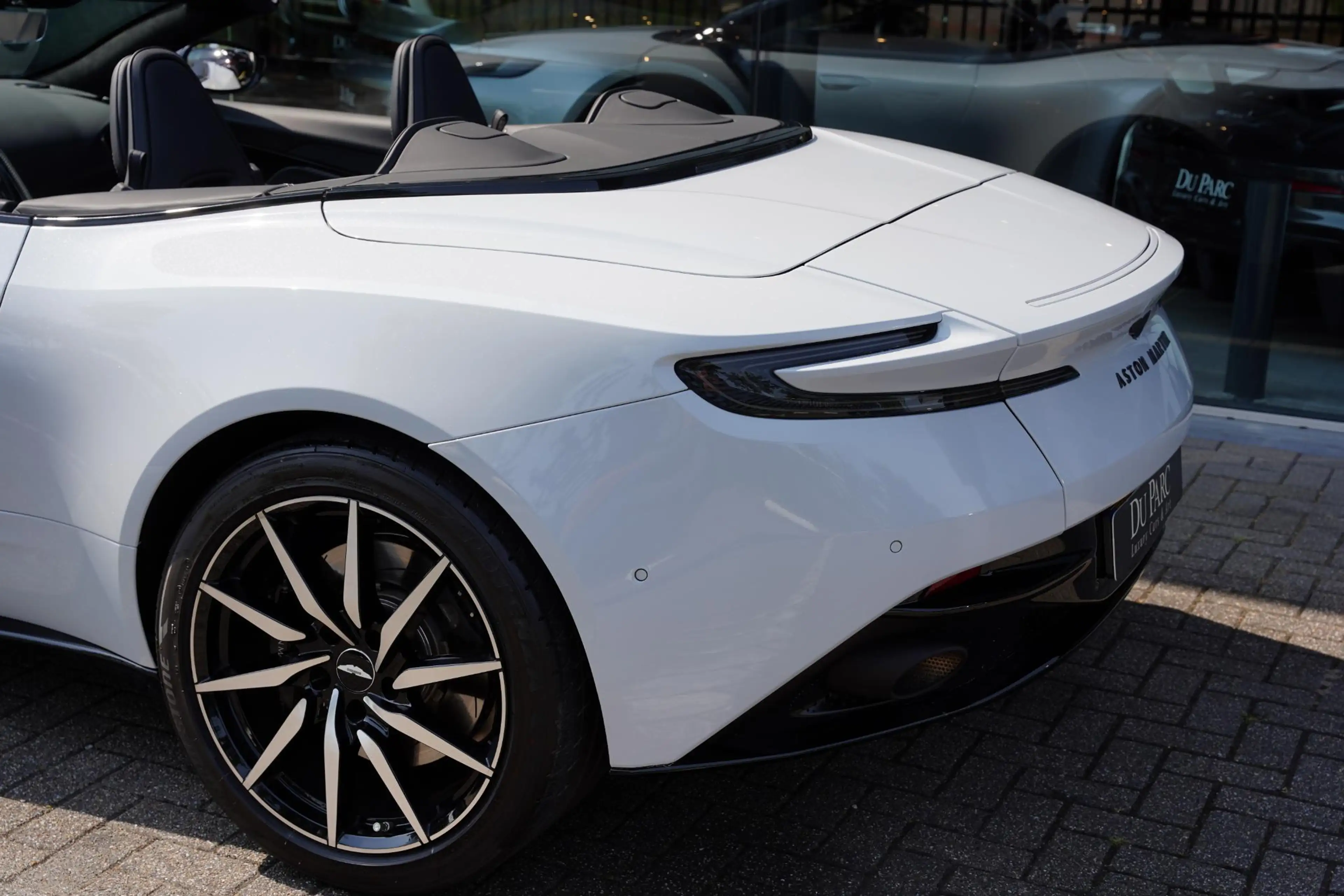 Aston Martin DB11 Volante 4.0 V8 / B&O Advanced / Dealer Serviced — photo 27