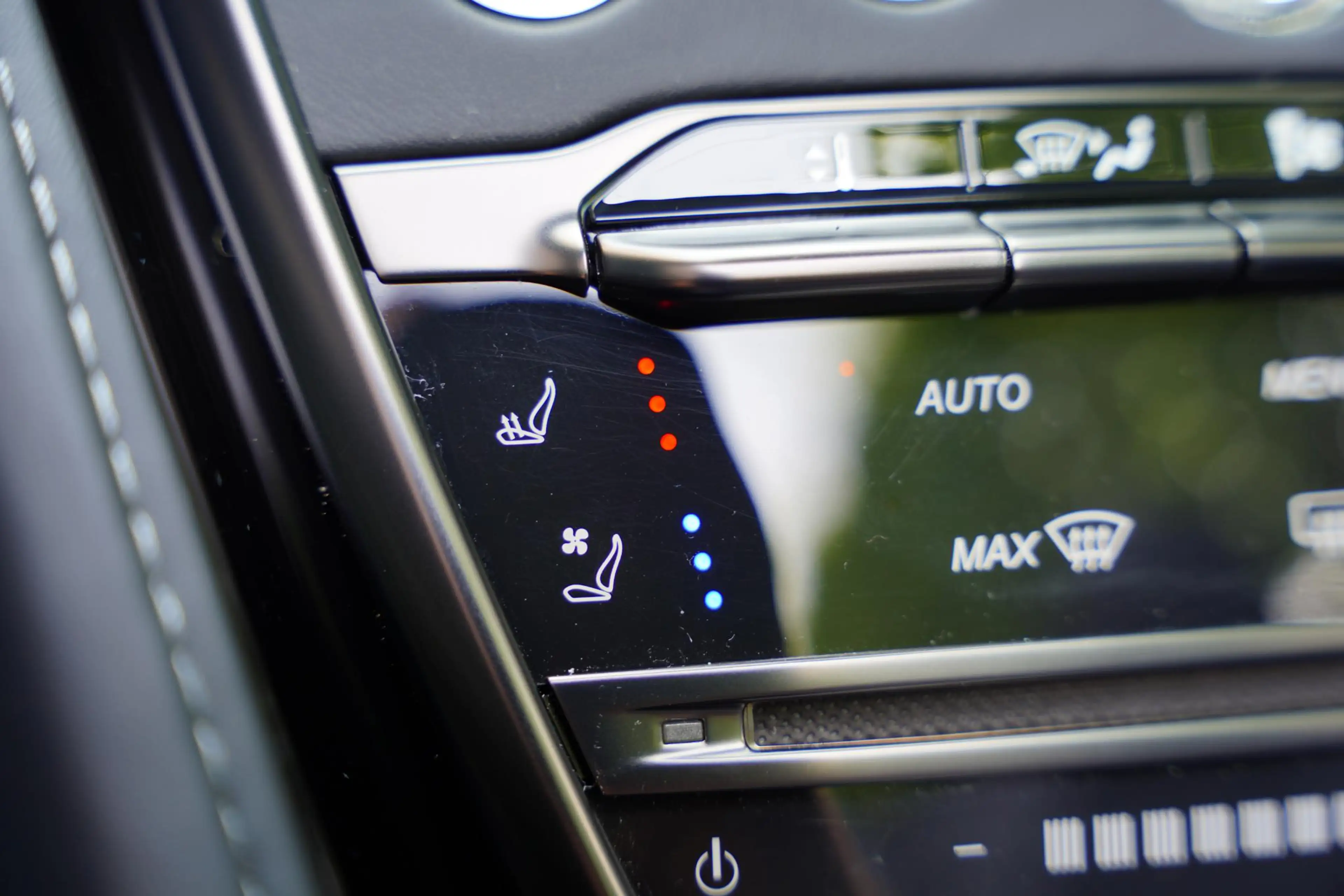 Aston Martin DB11 Volante 4.0 V8 / B&O Advanced / Dealer Serviced — photo 20