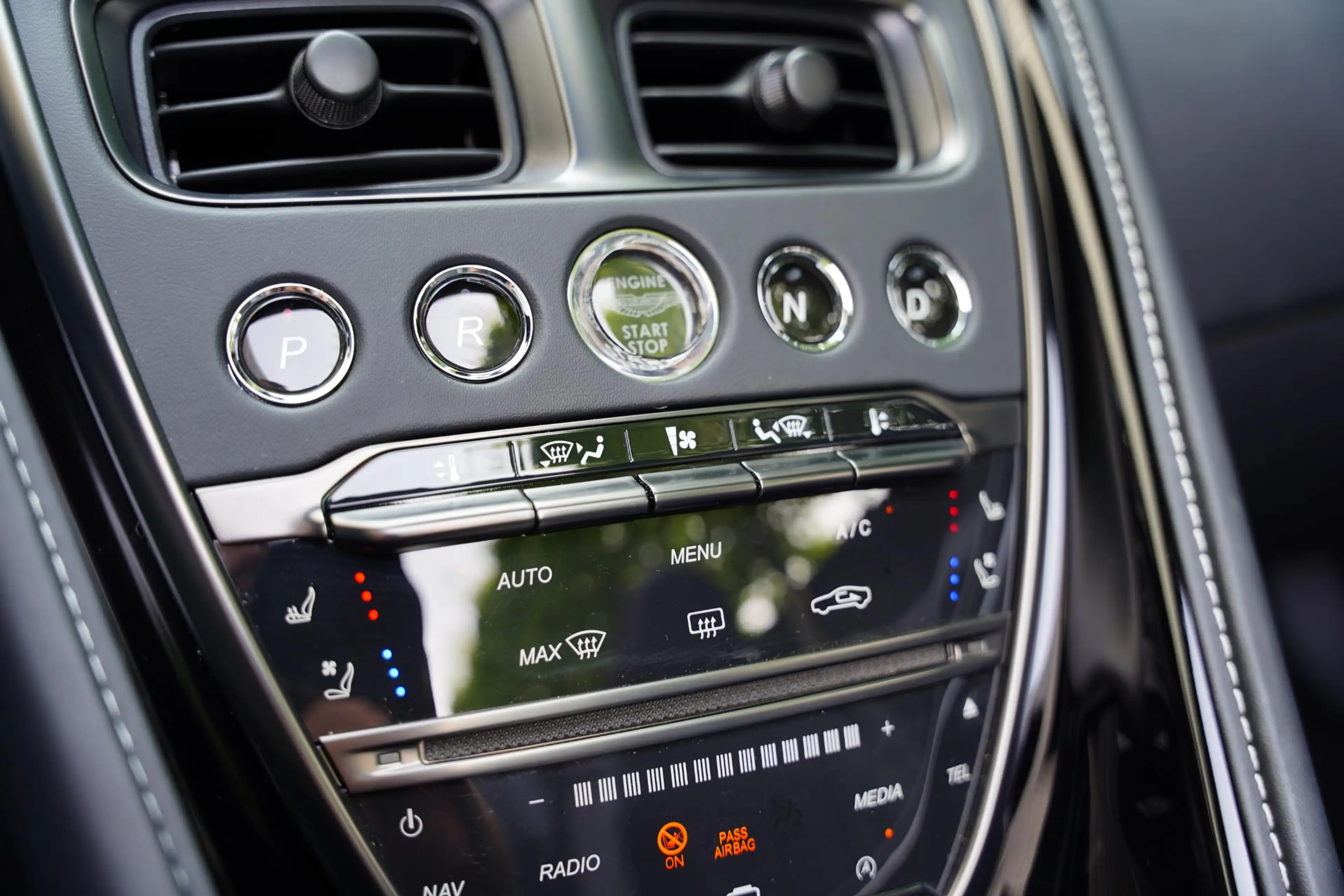 Aston Martin DB11 Volante 4.0 V8 / B&O Advanced / Dealer Serviced — photo 16
