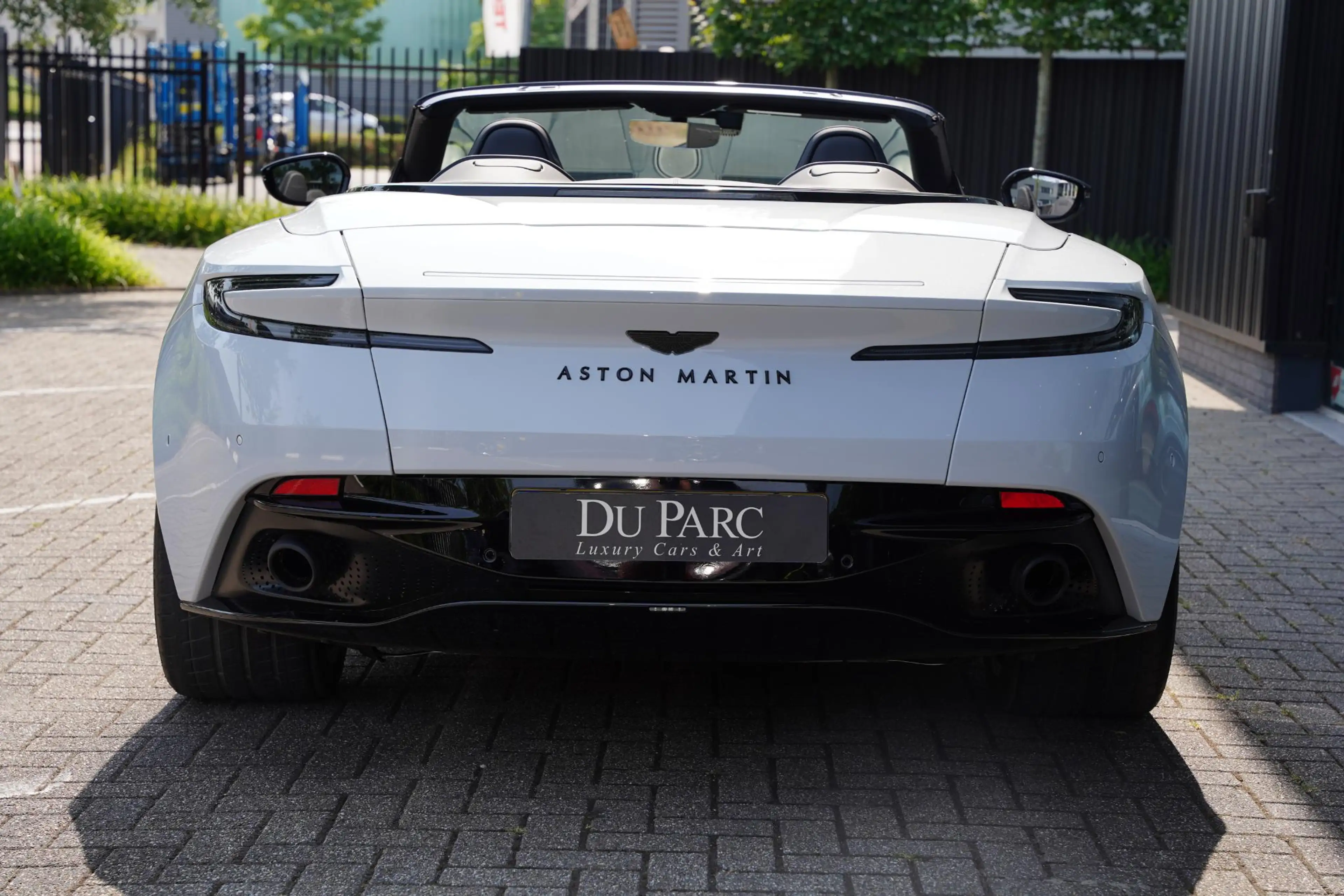 Aston Martin DB11 Volante 4.0 V8 / B&O Advanced / Dealer Serviced — photo 28