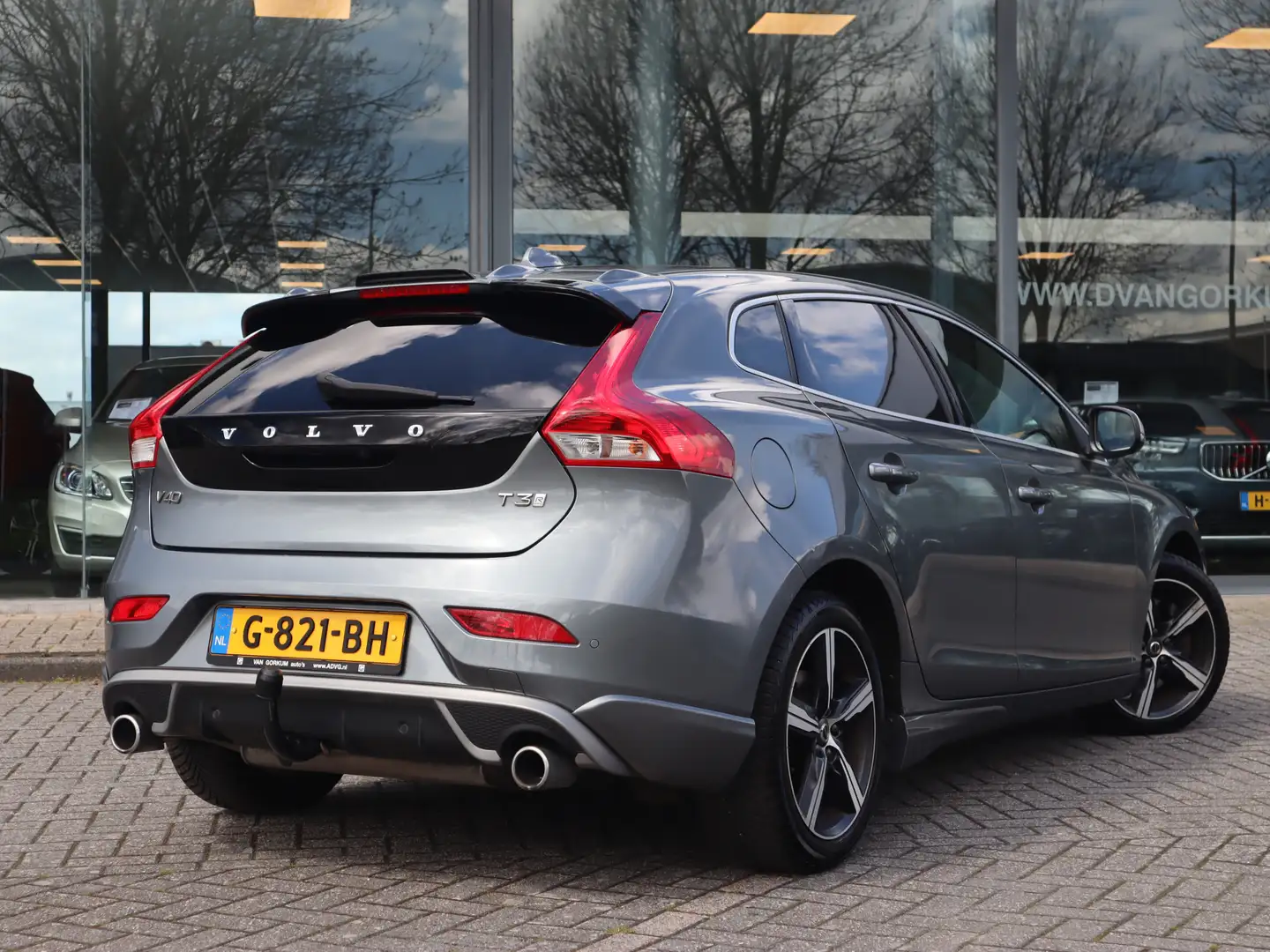 Volvo V40 1.5 T3 153 PK Polar+ Sport Automaat / Panoramadak Grijs - 2