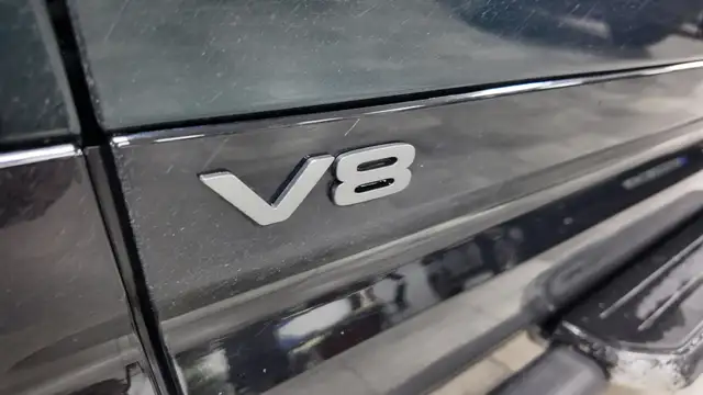 Land Rover Defender view 13
