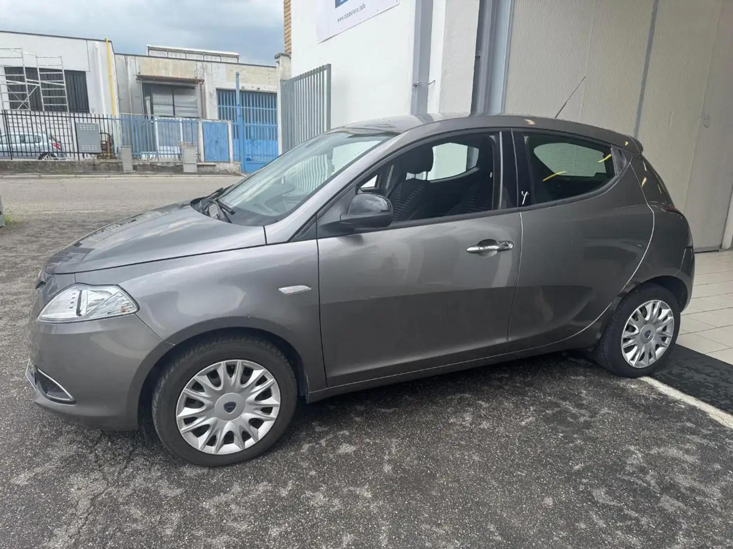 Lancia Ypsilon 1.2 69 CV 5 porte S&S Platinum   **NEOPATENTATI** Grigio - 2
