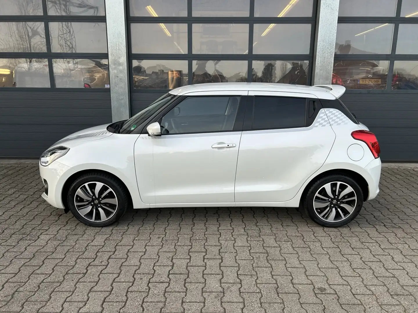 Suzuki Swift 1.2 DualJet 90pk Smart Hybrid Stijl Blanc - 2