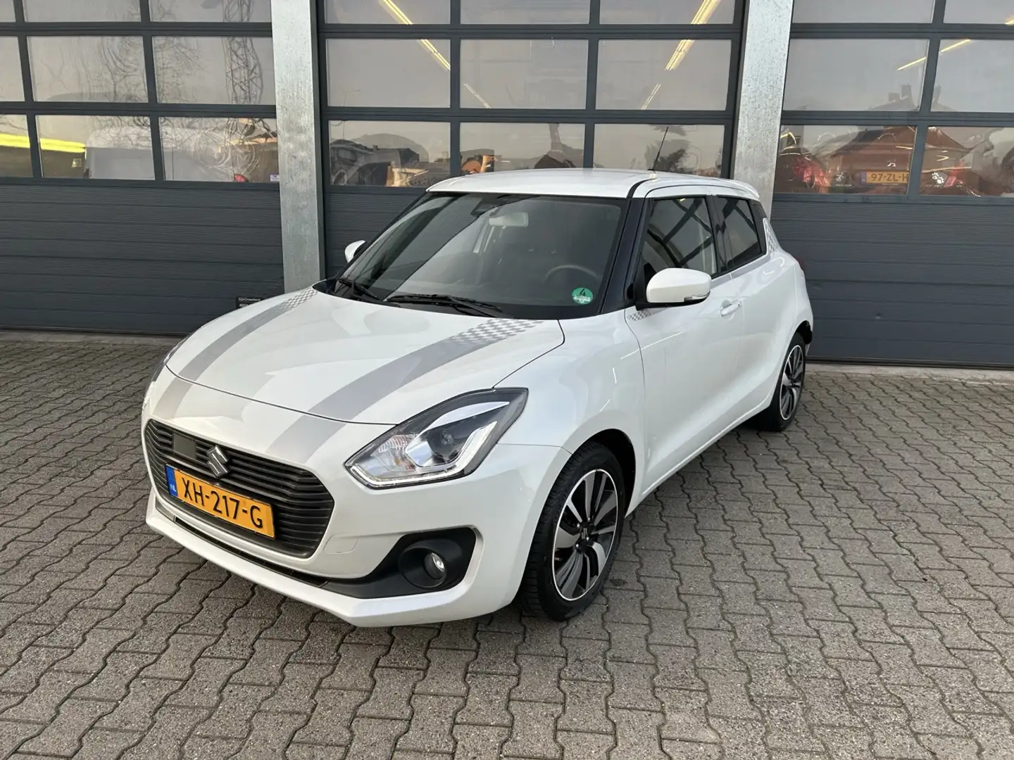 Suzuki Swift 1.2 DualJet 90pk Smart Hybrid Stijl Blanc - 1