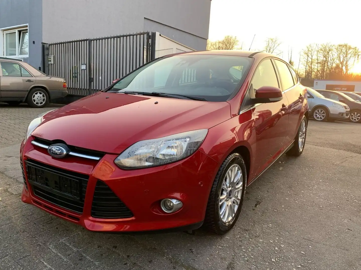 Ford Focus Titanium 1.6*PDC*KLIMA*LEDER*2-HD*TÜV NEU Rood - 1