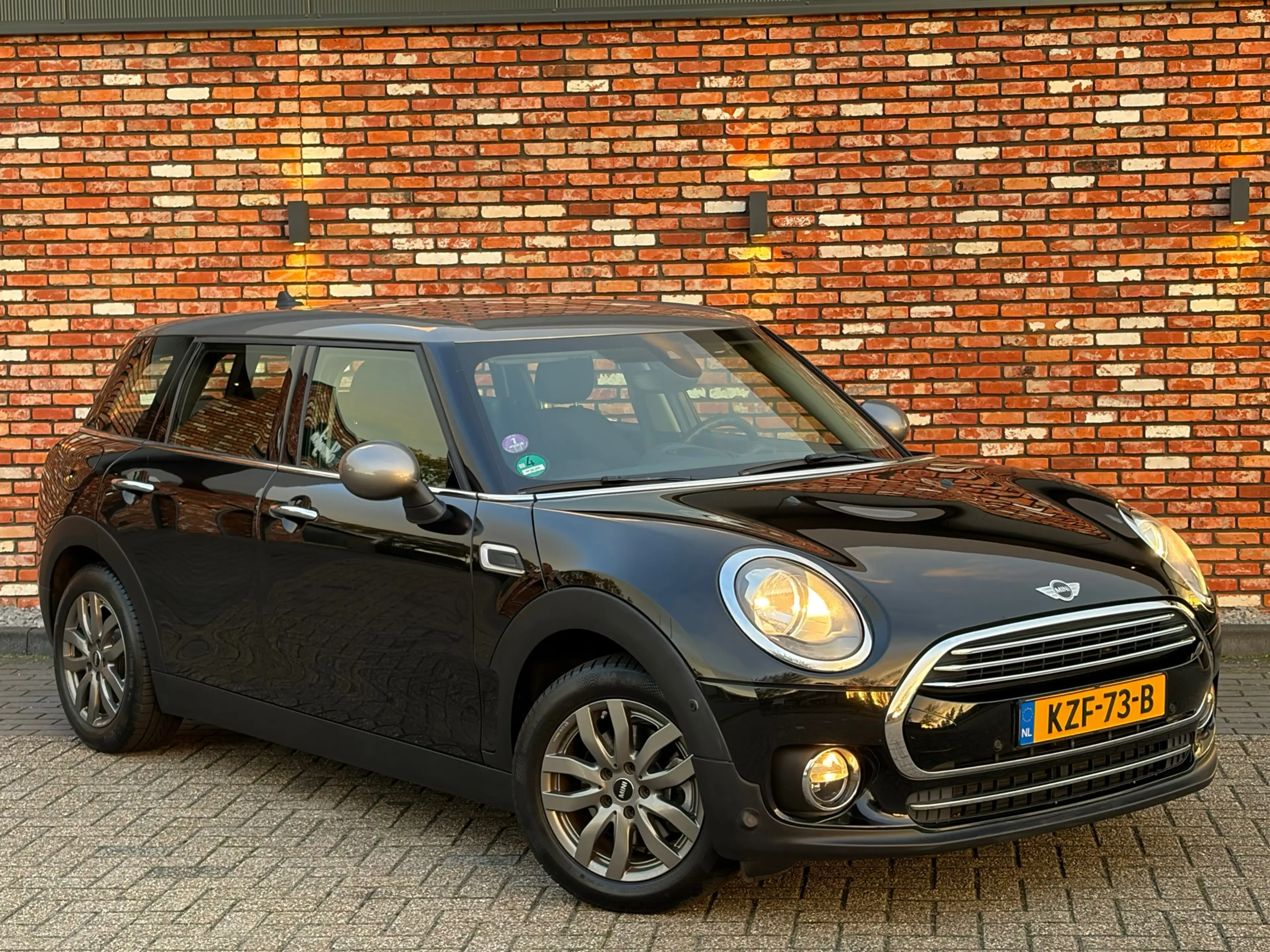 MINI Cooper Clubman 1.5 Serious Business Stoelverw Pdc Two-Tone Clima — photo 24