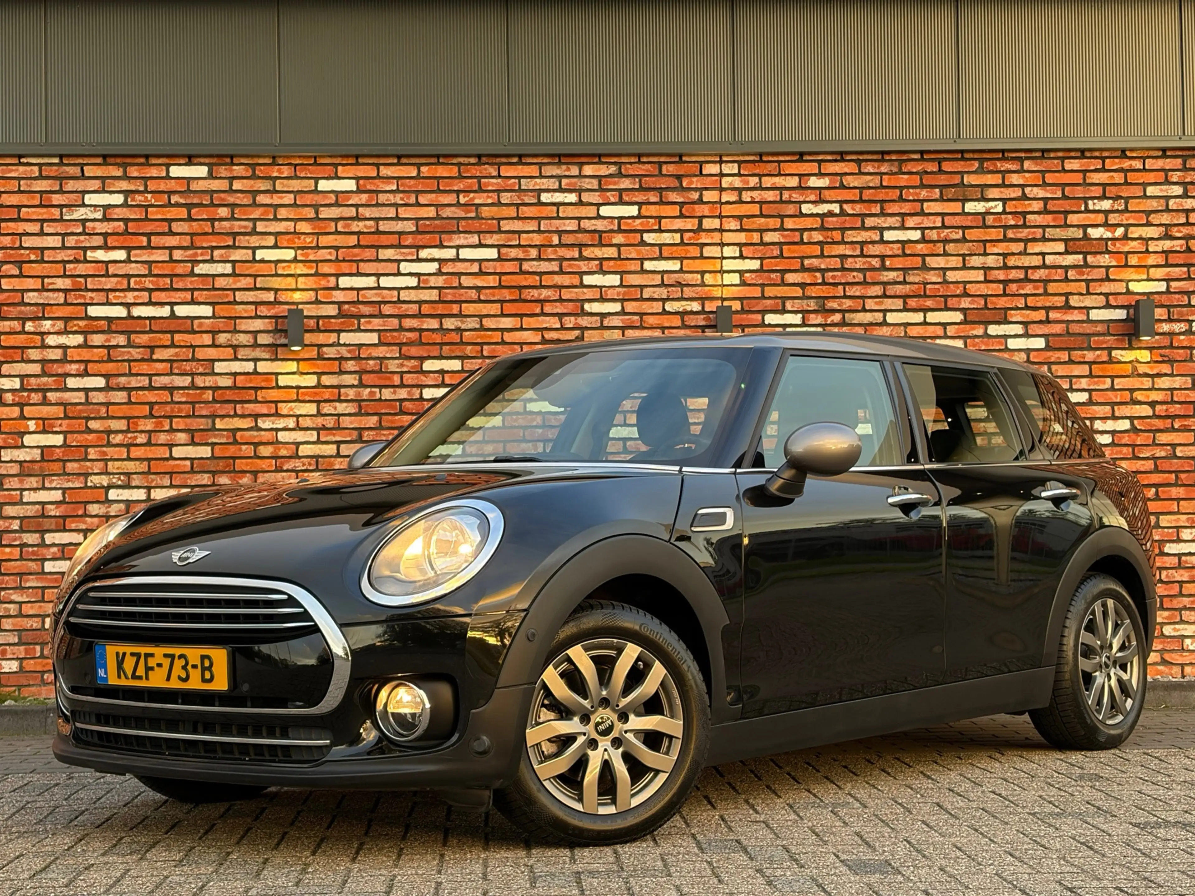 MINI Cooper Clubman 1.5 Serious Business Stoelverw Pdc Two-Tone Clima