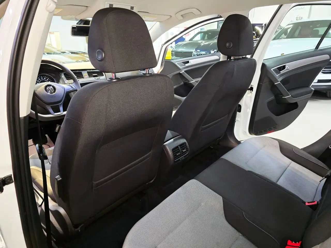 Volkswagen e-Golf снимка Volkswagen e-Golf