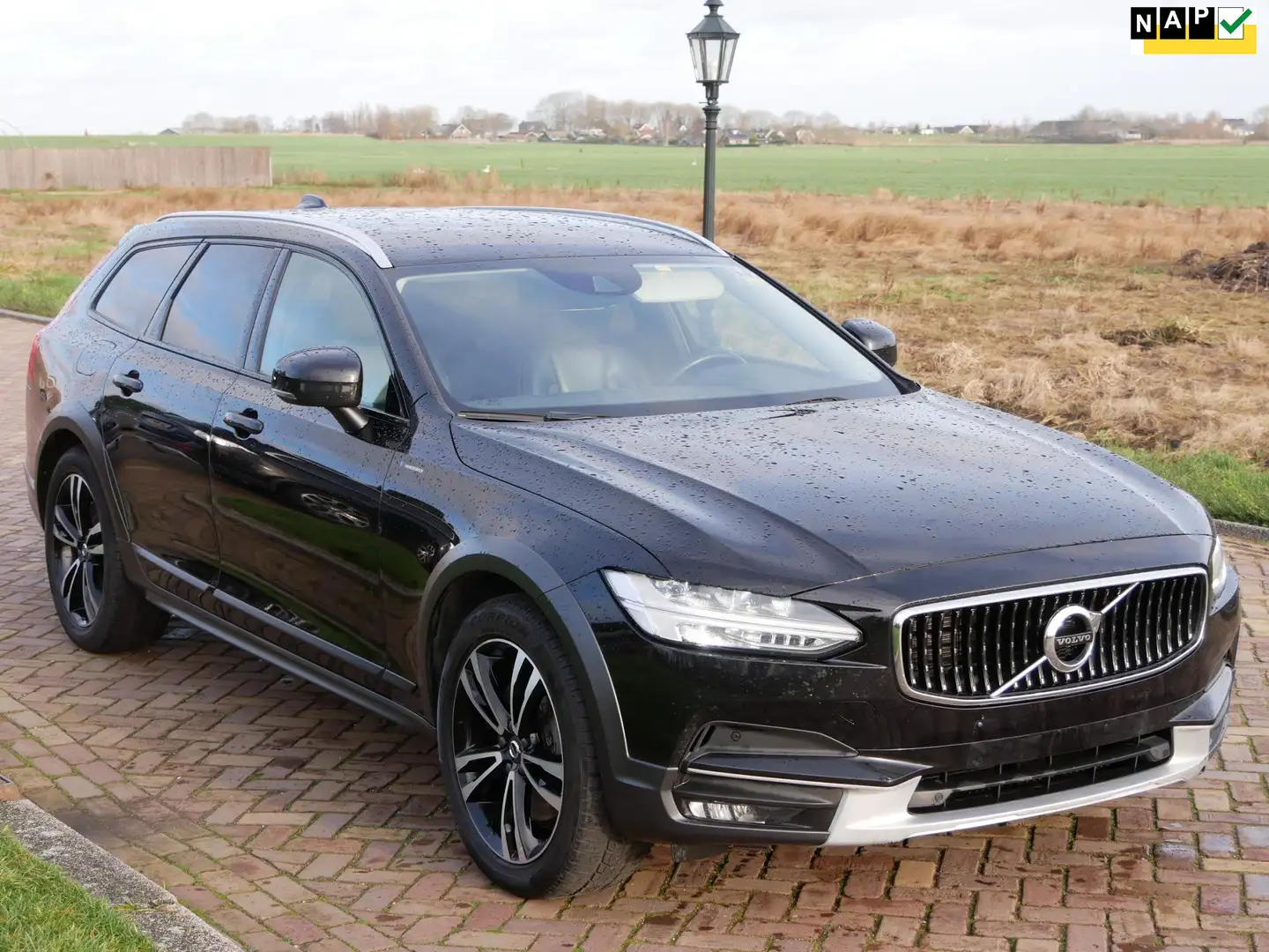 Volvo V90 Cross Country 2.0 D4 AWD AUT. Pro LEATHER ** 14999 NETTO ** Negru - 1