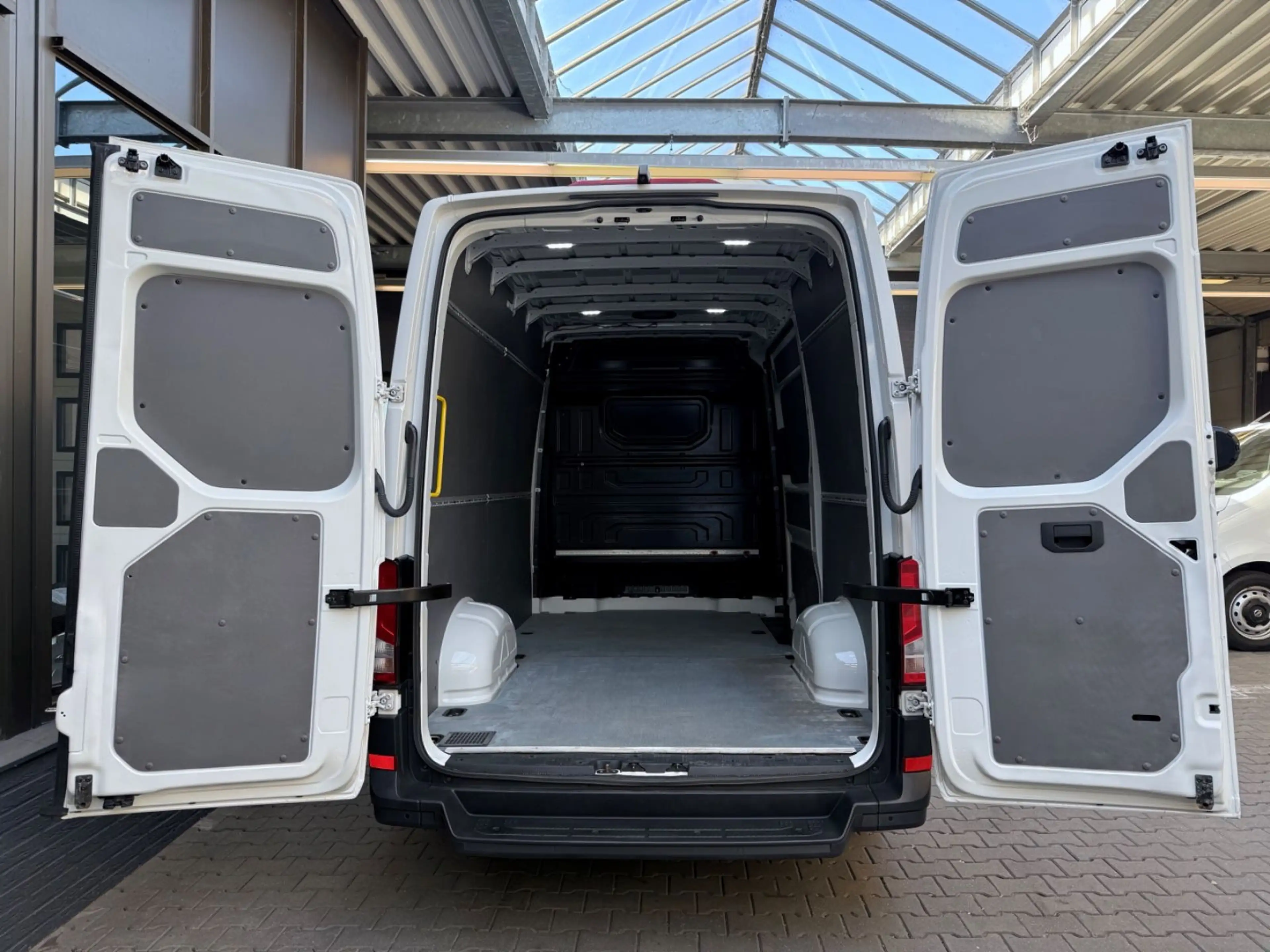 Volkswagen Crafter 2.0 TDI L3H3 3,5t KLIMA CAM PDC DAB NAVI — photo 9