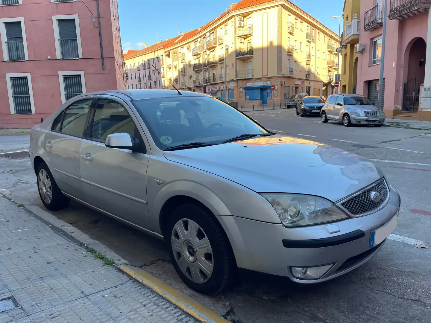 Ford Mondeo Mondeo 1.8 TD Ambiente Ambiente Gris - 2