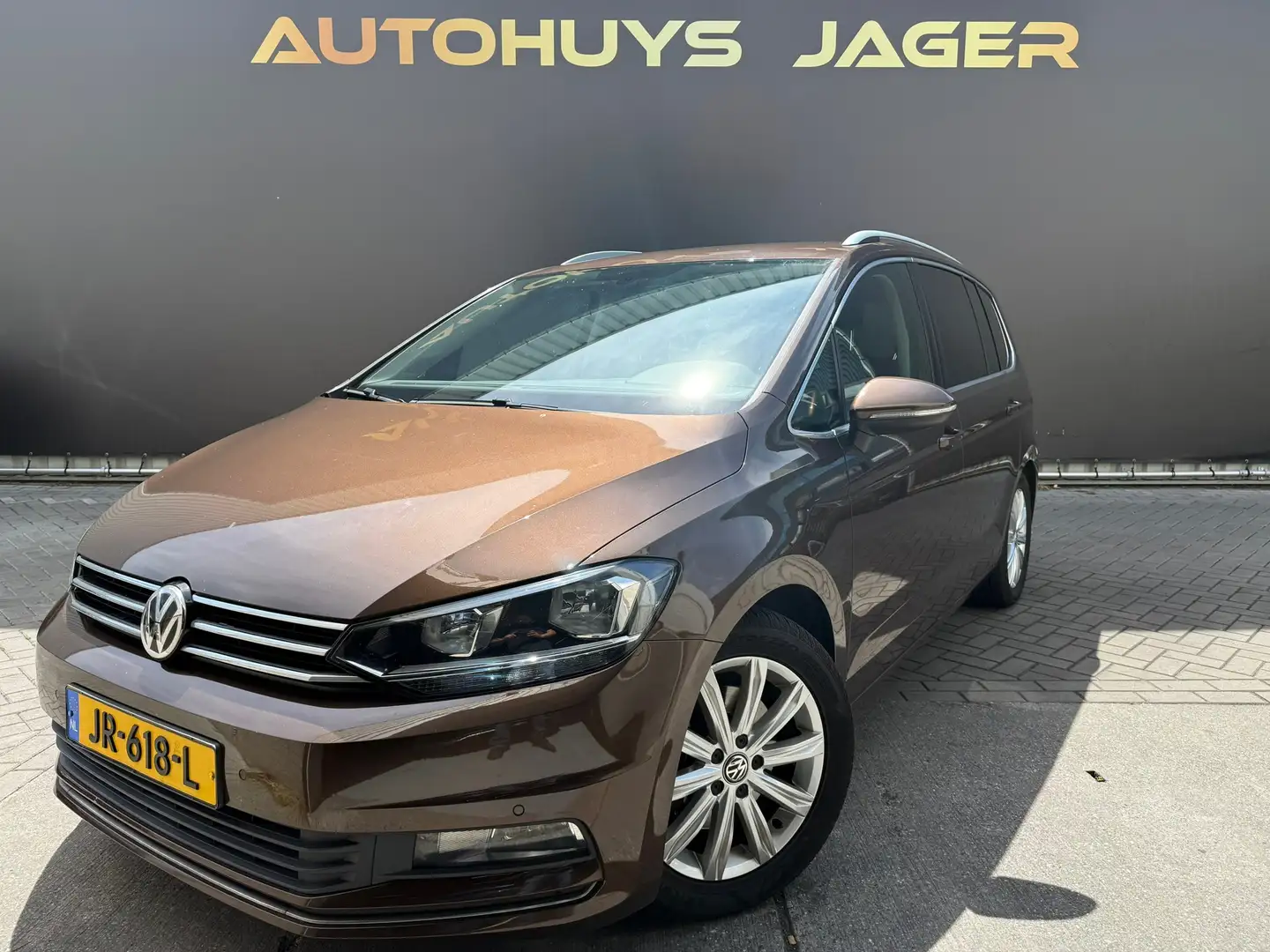 Volkswagen Touran 1.2 TSI Highline 7p|Carplay|Allseasonbanden Bruin - 1