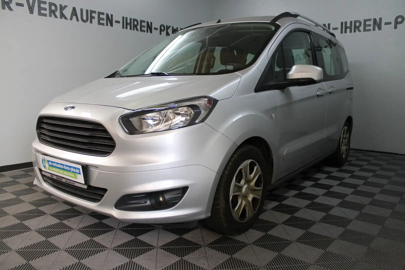 Ford Tourneo Courier 1.0 EcoBoost Trend 5 Sitzer Stříbrná - 2