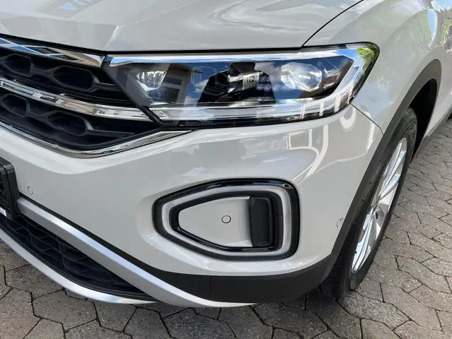 Volkswagen T-Roc view 3