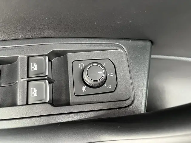 Volkswagen T-Roc view 9