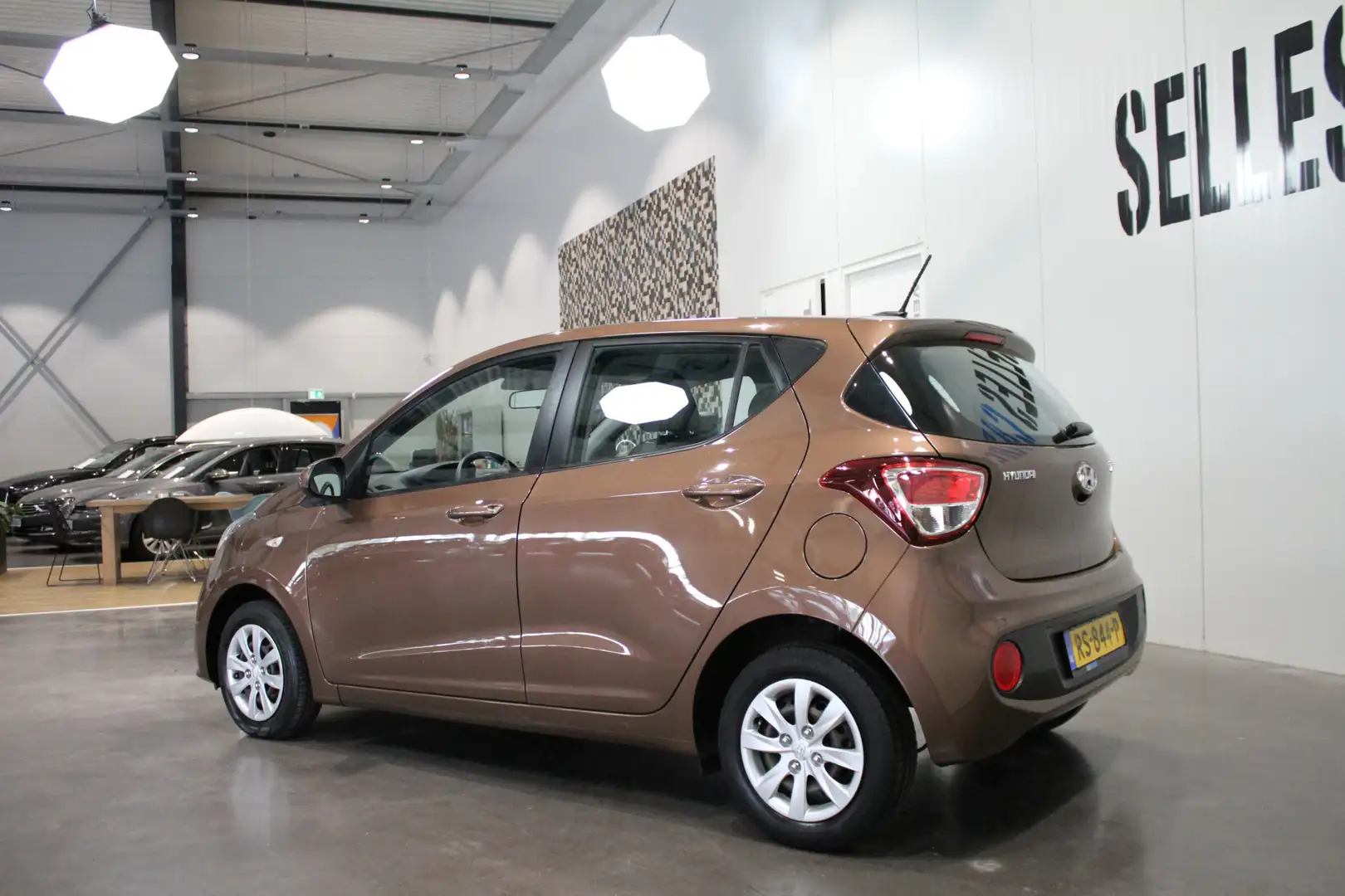 Hyundai i10 1.0i Comfort | Navigatie | Airco | Apple car play Marrón - 2