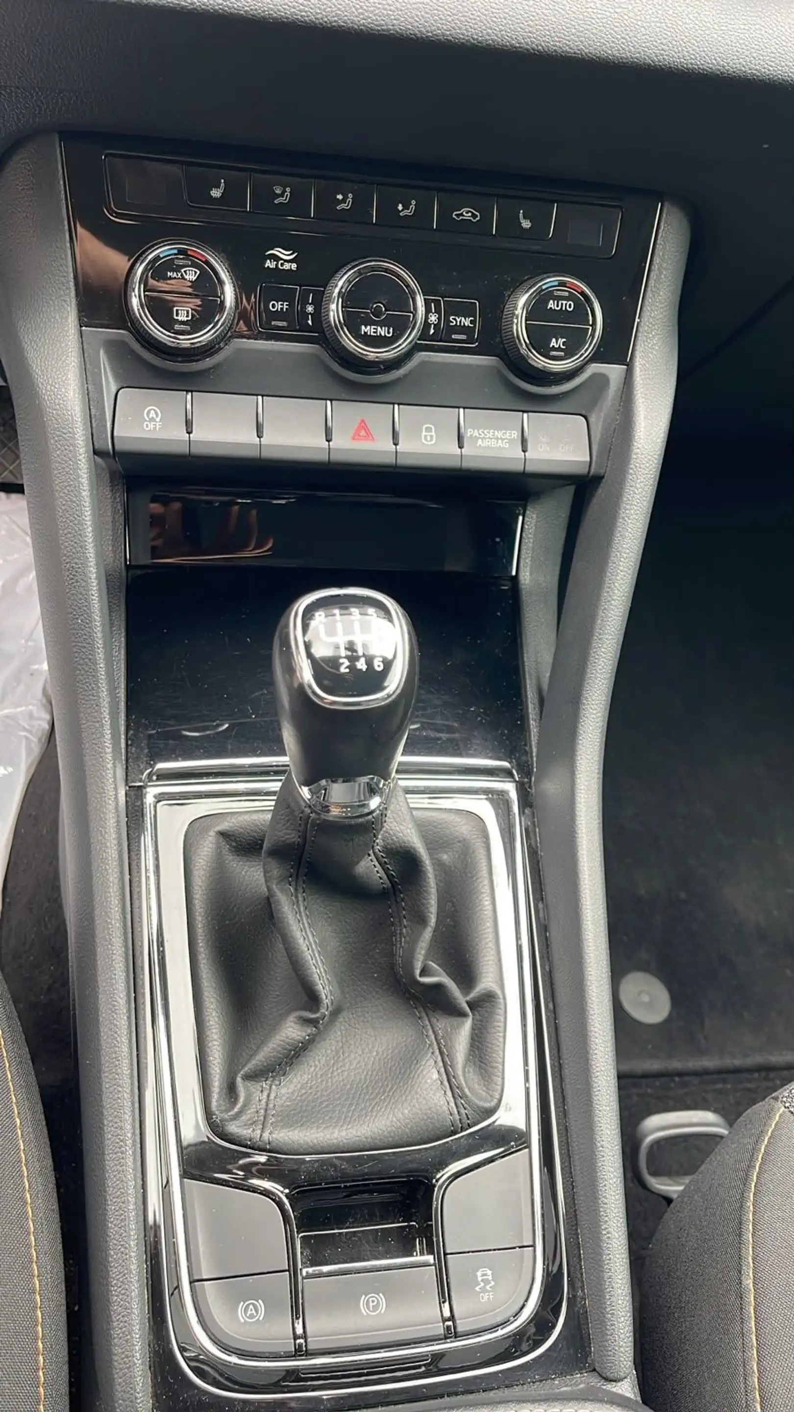 Skoda Karoq 1,0 TSI Ambition SC — photo 9