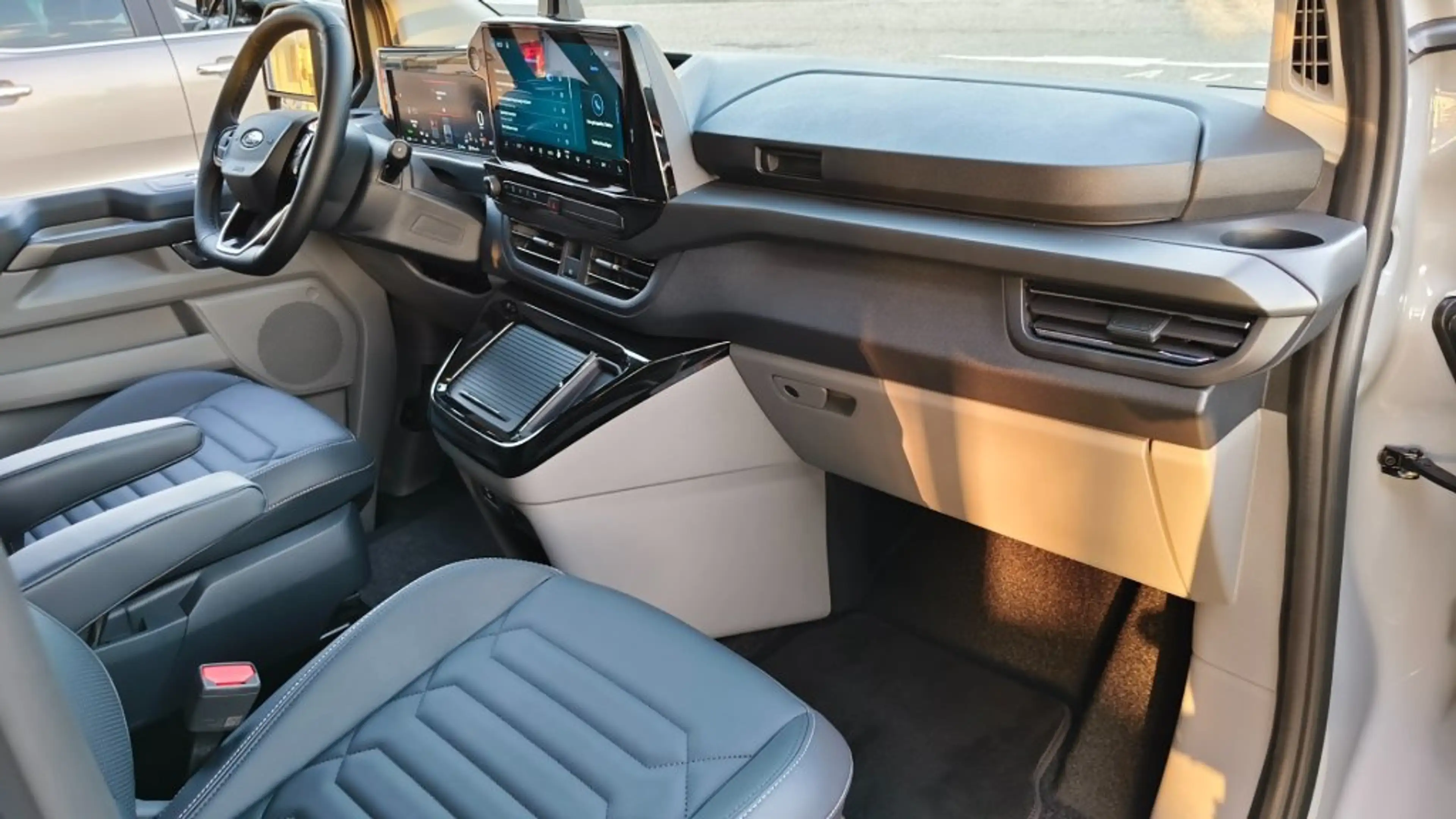 Ford Tourneo Custom Titanium X 340 L1 PHEV Automatik — photo 15