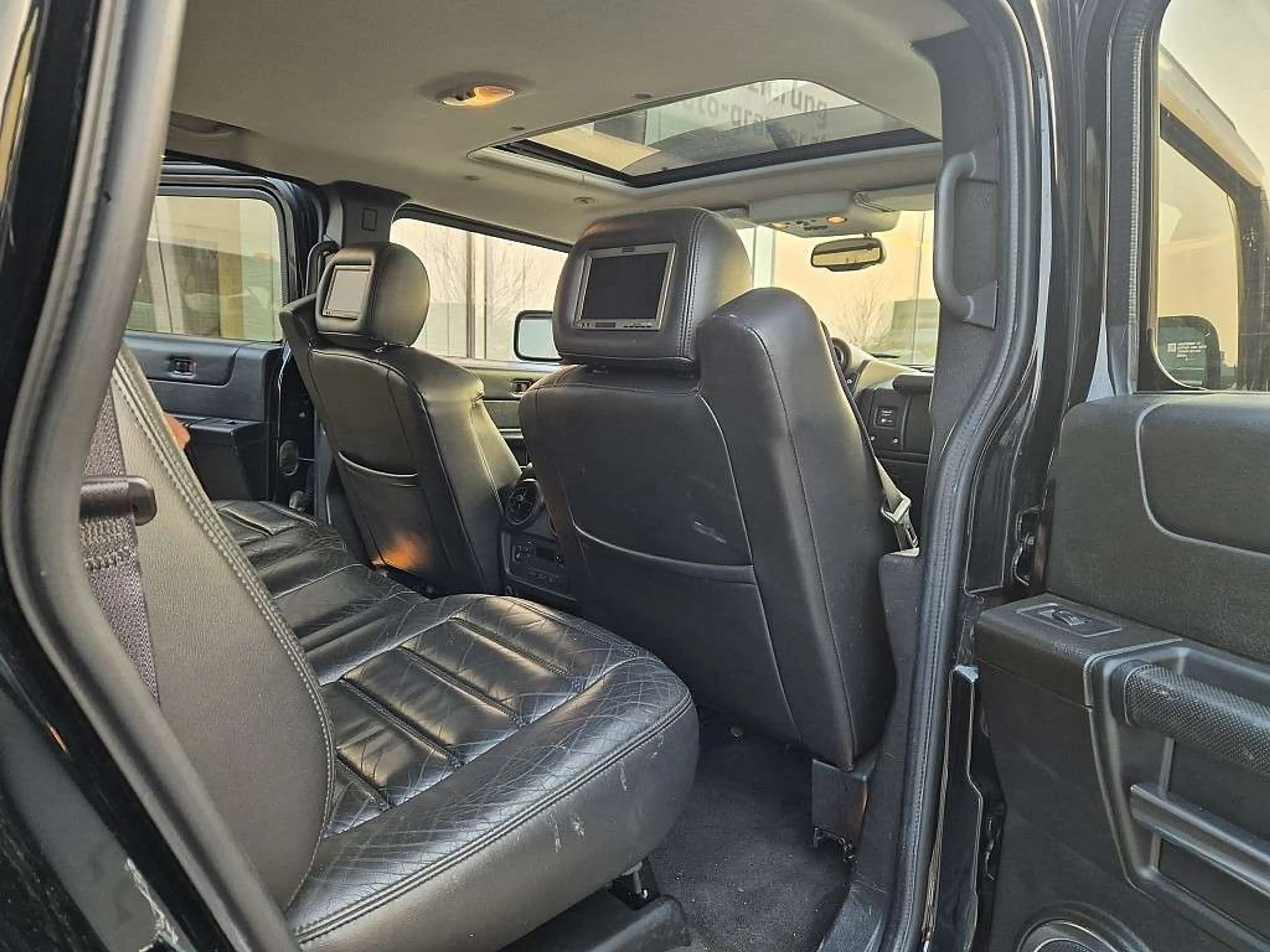 HUMMER H2 SUV Luxury — photo 13