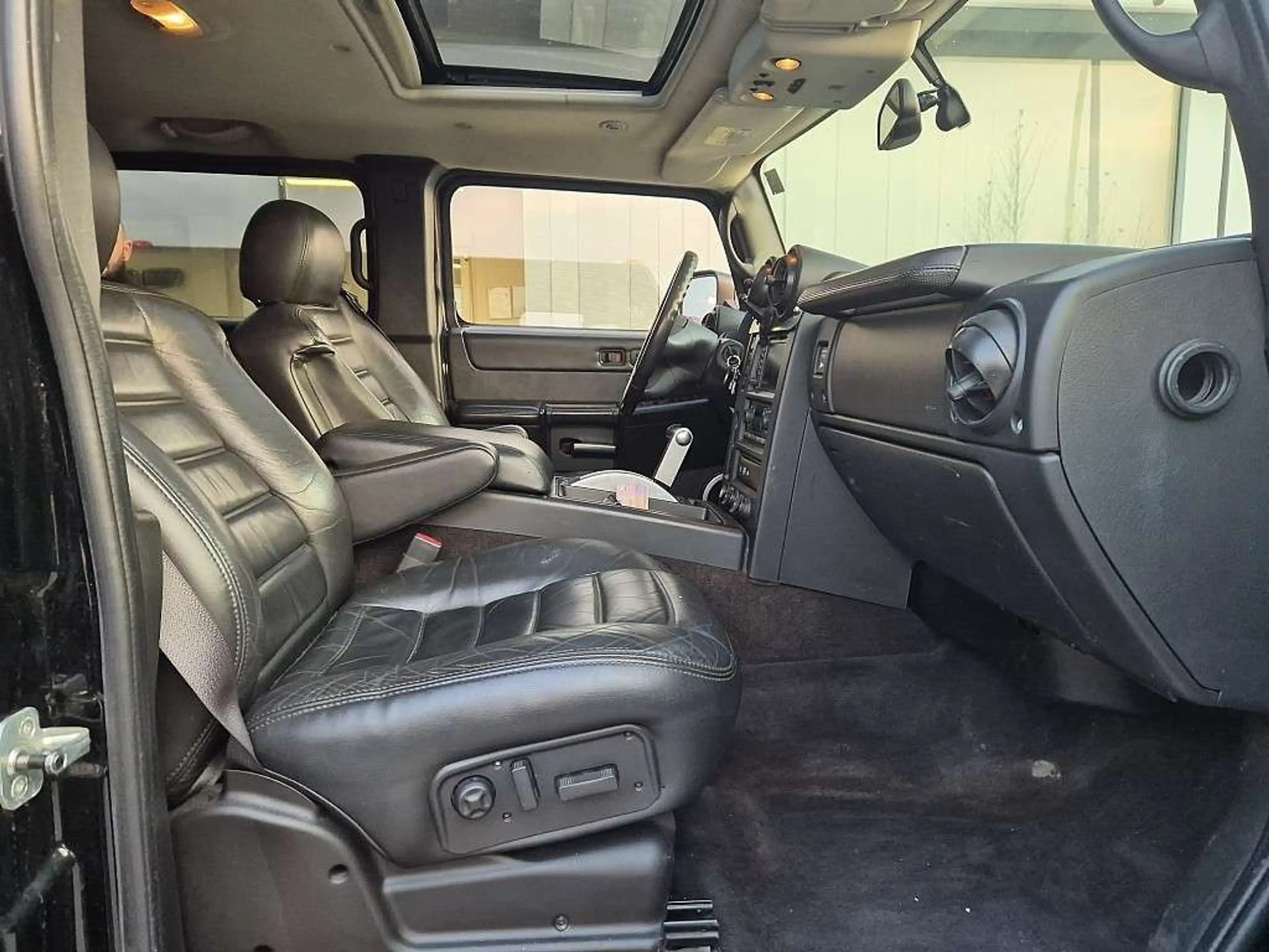 HUMMER H2 SUV Luxury — photo 11