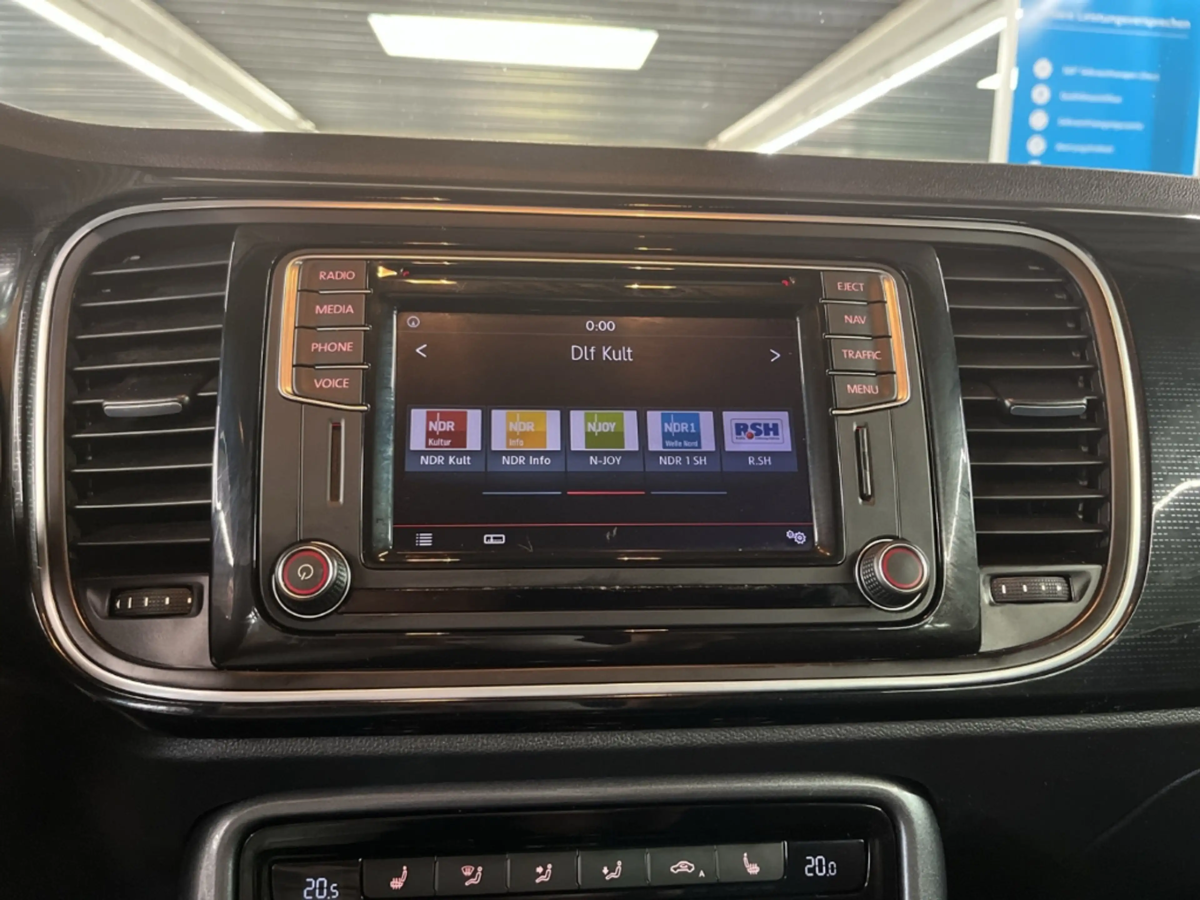 Volkswagen Beetle Sound Cabriolet SOUND 1.2 TSI Navi Dyn. Kurvenlich — photo 7